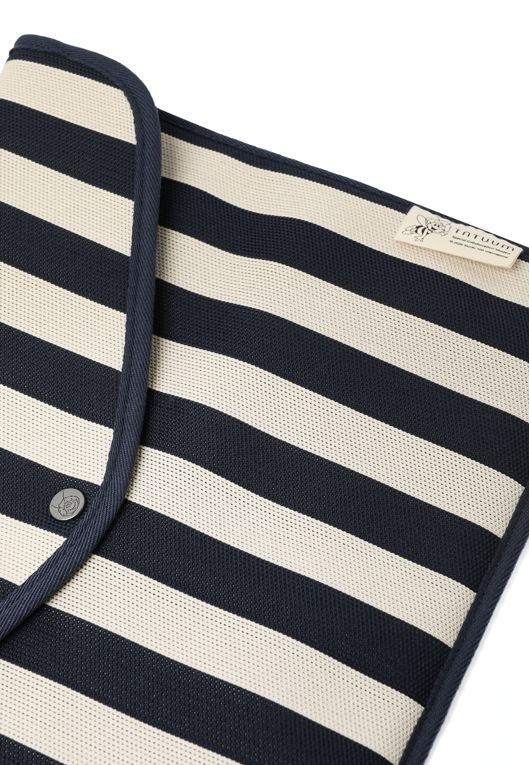 POUZDRO NA NOTEBOOK SE STYLOVÝMI PRUHY – NIRIA