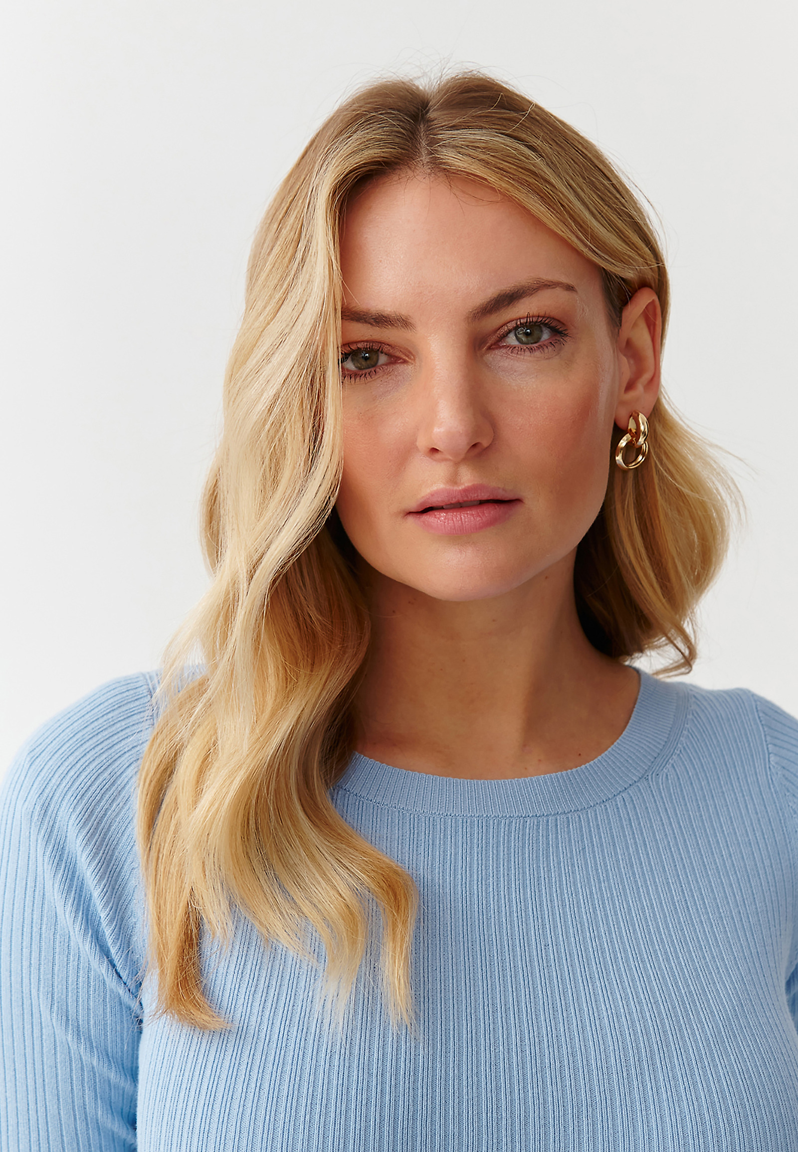 DOPASOWANY SWETER DAMSKI W PRĄŻKI - SALMIKO DOPASOWANY SWETER DAMSKI W PRĄŻKI - SALMIKO NIEBIESKI 94981