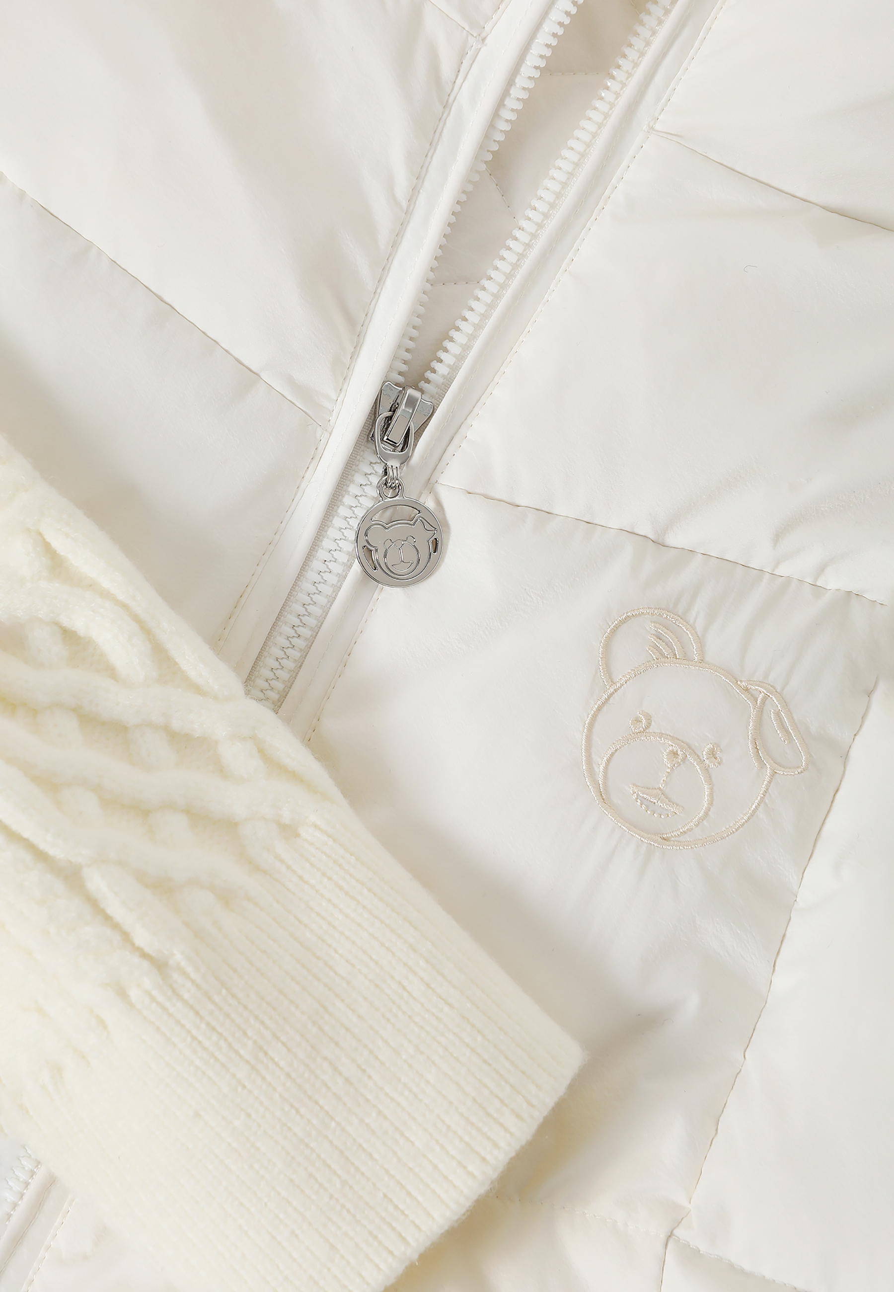 TKANINOWA KURTKA DAMSKA 2W1 Z PUCHOWYM WYPEŁNIENIEM I MOTYWEM MISIA USZATKA — SAMMY ECRU 2