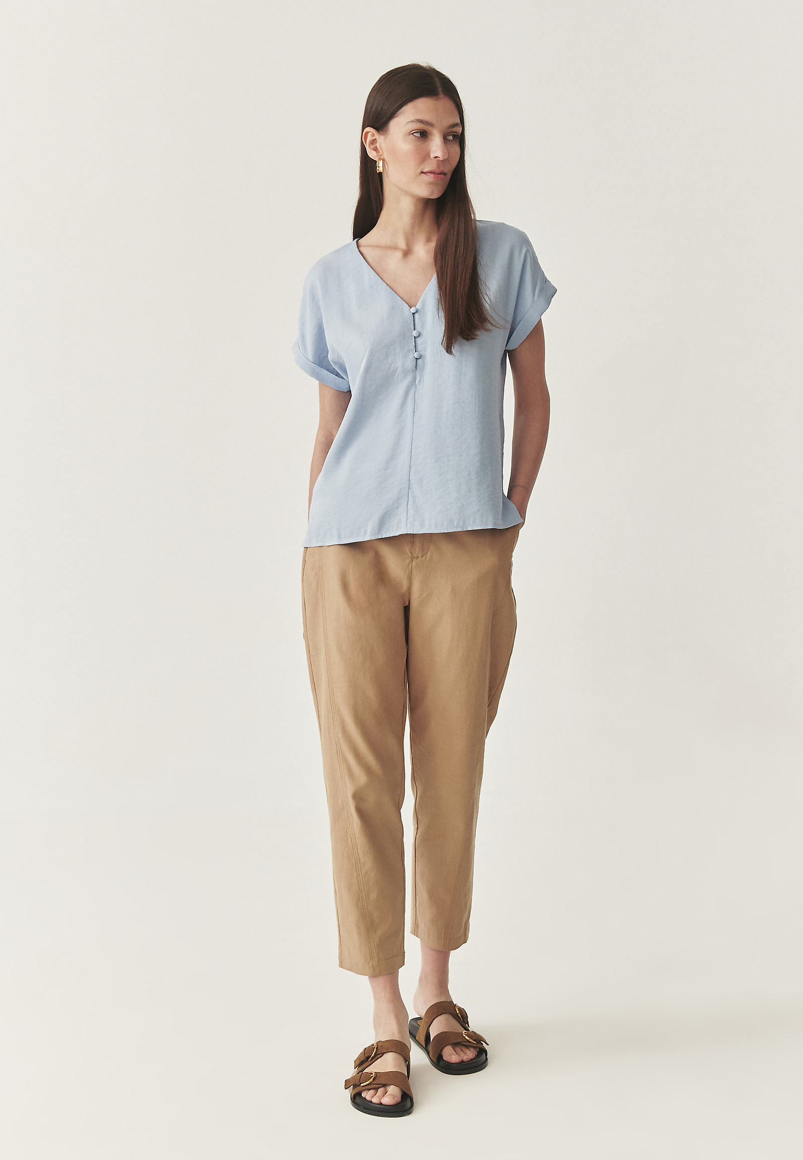 ELEGANTNA BLUZA Z OKRASNIM GUMBKI - MASALA 1 ELEGANTNA BLUZA Z OKRASNIM GUMBKI - MASALA 1 MODRA 112800