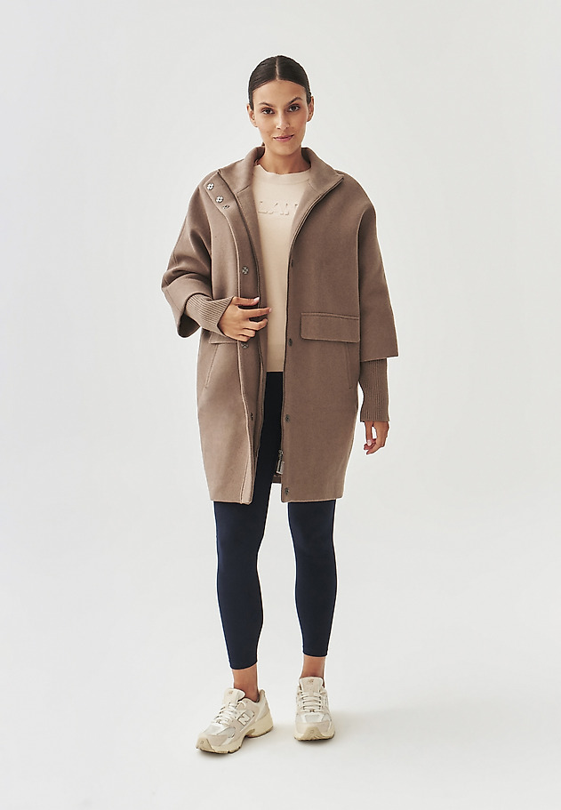 DAMSKI PLAŠČ IZ BLAGA OVERSIZE - IWANA DAMSKI PLAŠČ IZ BLAGA OVERSIZE - IWANA BEŽ 1