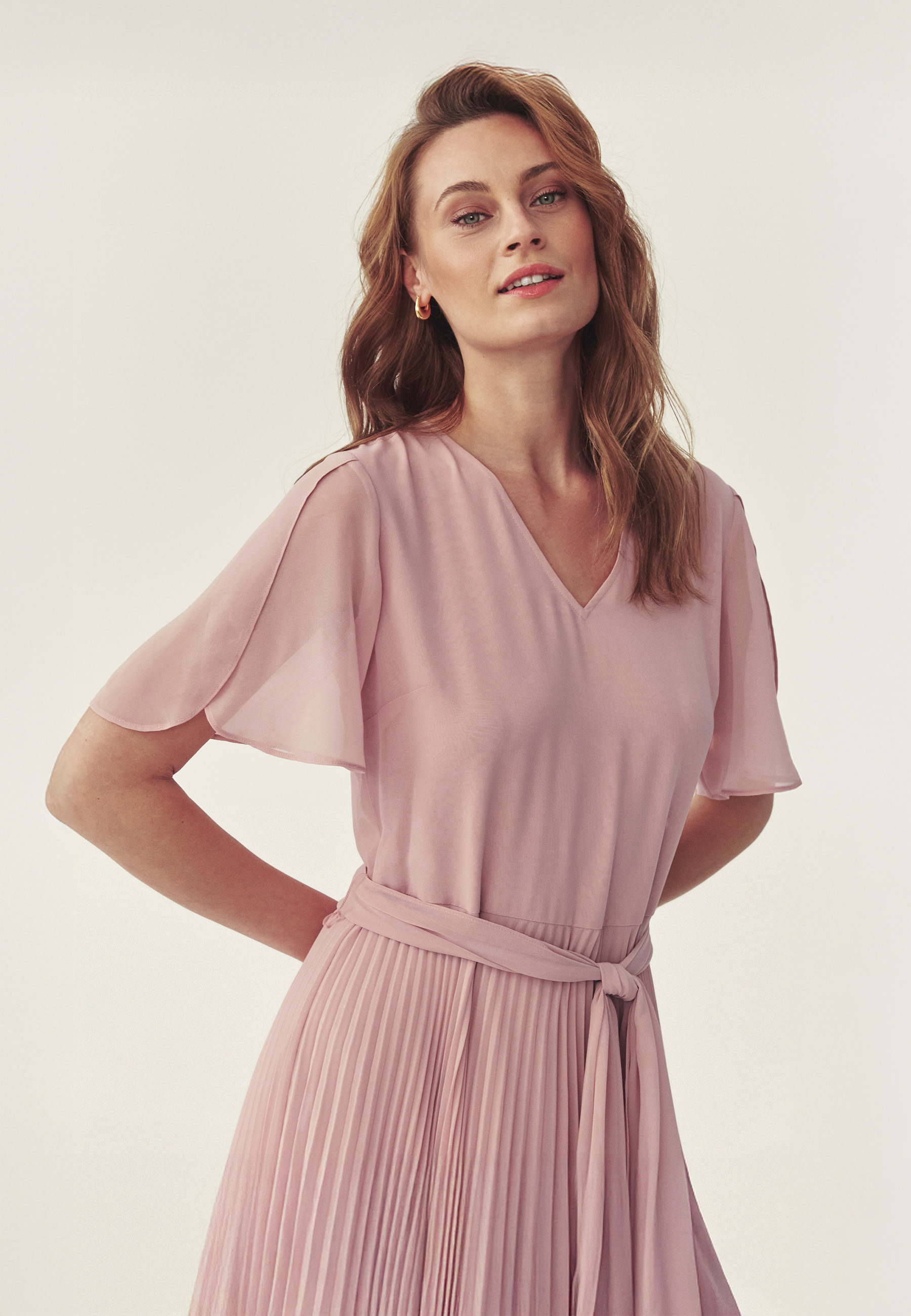 PLISOVANÉ ŠATY S OPASKOM – PLEATA