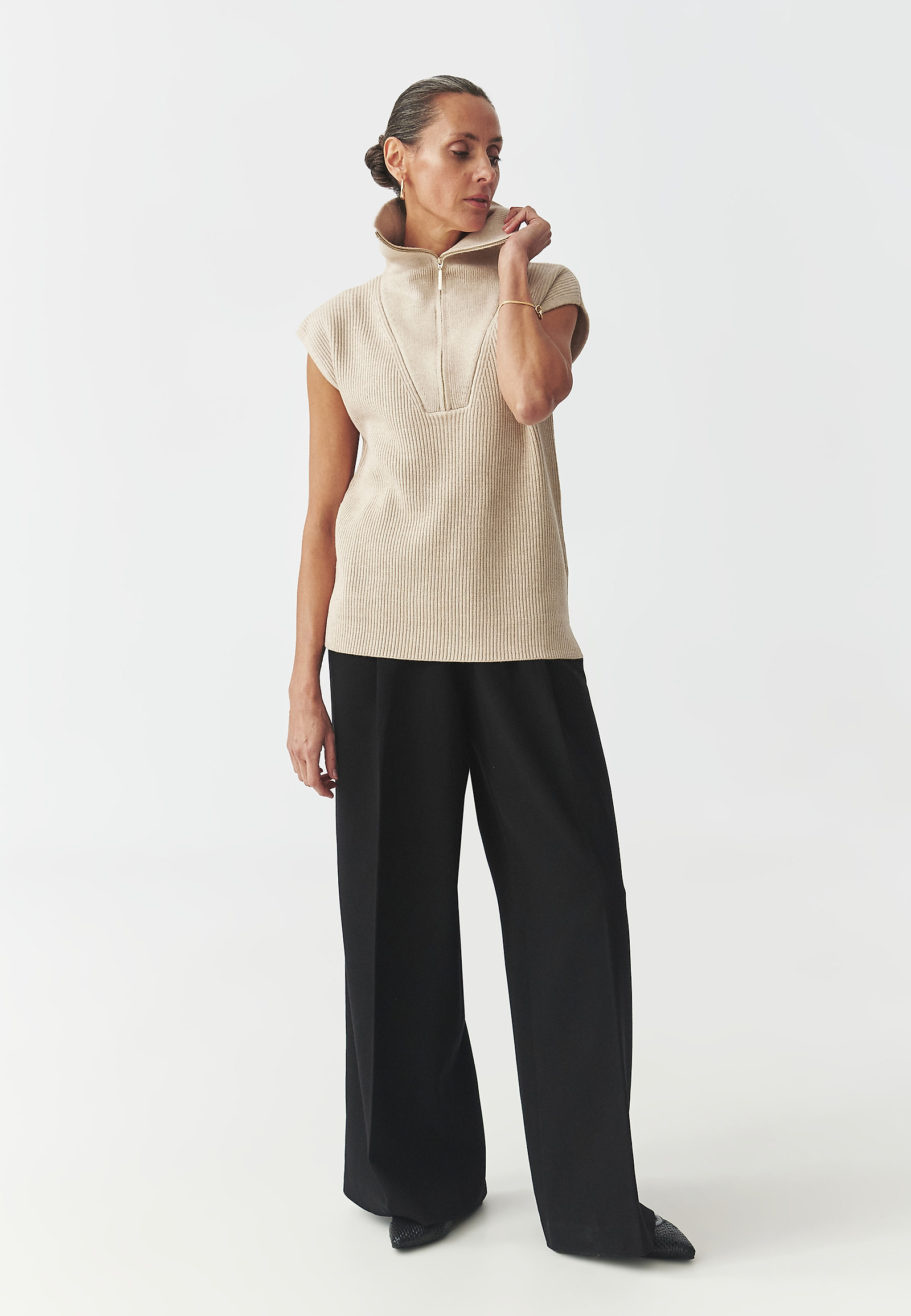 DZIANINOWA KAMIZELKA DAMSKA Z PRZĘDZY — MISAKI DZIANINOWA KAMIZELKA DAMSKA Z PRZĘDZY — MISAKI BEŻOWY 106144