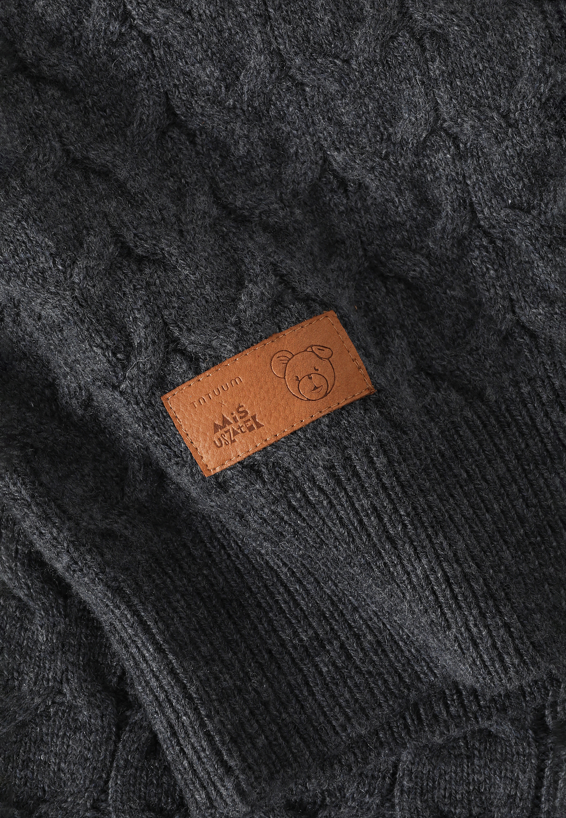 MĘSKI SWETER ZE STRUKTURALNYM WZOREM I MOTYWEM MISIA USZATKA — DAVID SZARY 2