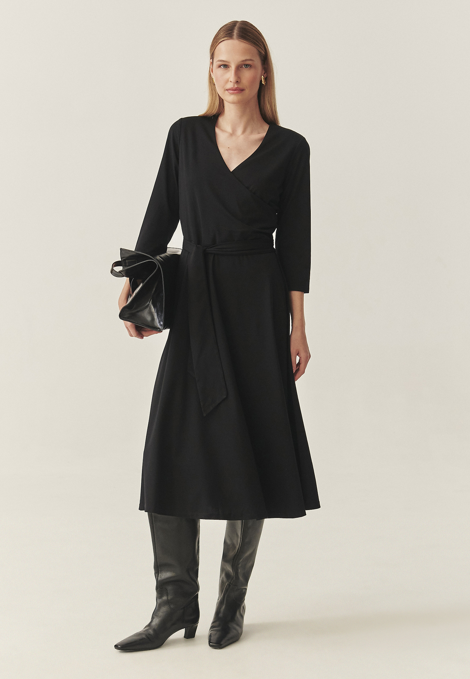 TKANINOWA SUKIENKA  Z MARSZCZENIEM I RĘKAWEM 3/4 — FINCA TKANINOWA SUKIENKA  Z MARSZCZENIEM I RĘKAWEM 3/4 — FINCA CZARNY 118650