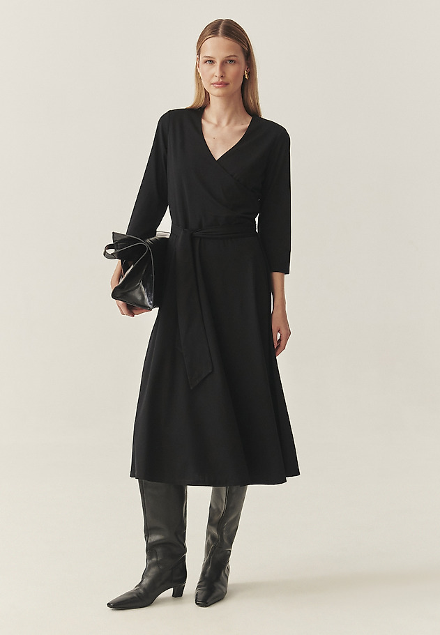 TKANINOWA SUKIENKA  Z MARSZCZENIEM I RĘKAWEM 3/4 — FINCA TKANINOWA SUKIENKA  Z MARSZCZENIEM I RĘKAWEM 3/4 — FINCA CZARNY 1