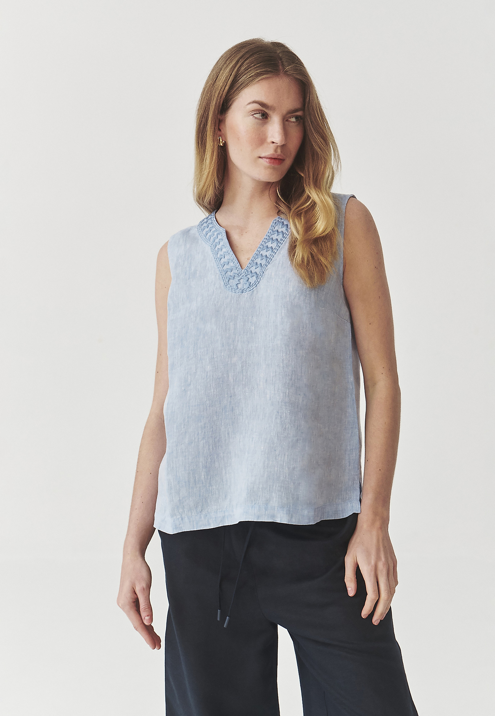 ŽENSKA LANENA BLUZA Z VEZENINO - LEA ŽENSKA LANENA BLUZA Z VEZENINO - LEA MODRA 98299