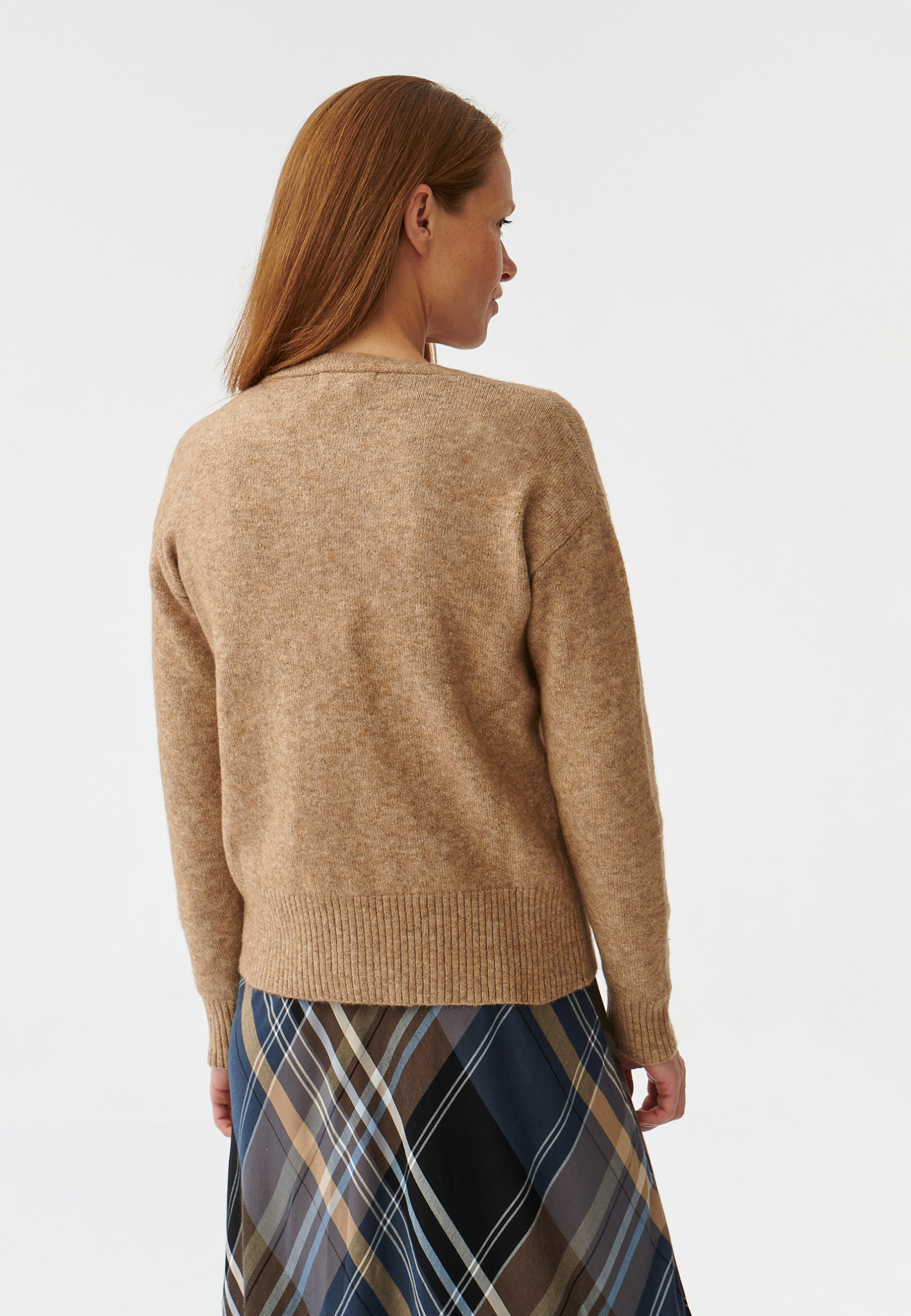 DÁMSKY SVETER S GOMBÍKMI A VÝSTRIHOM V TVARE V OKORO