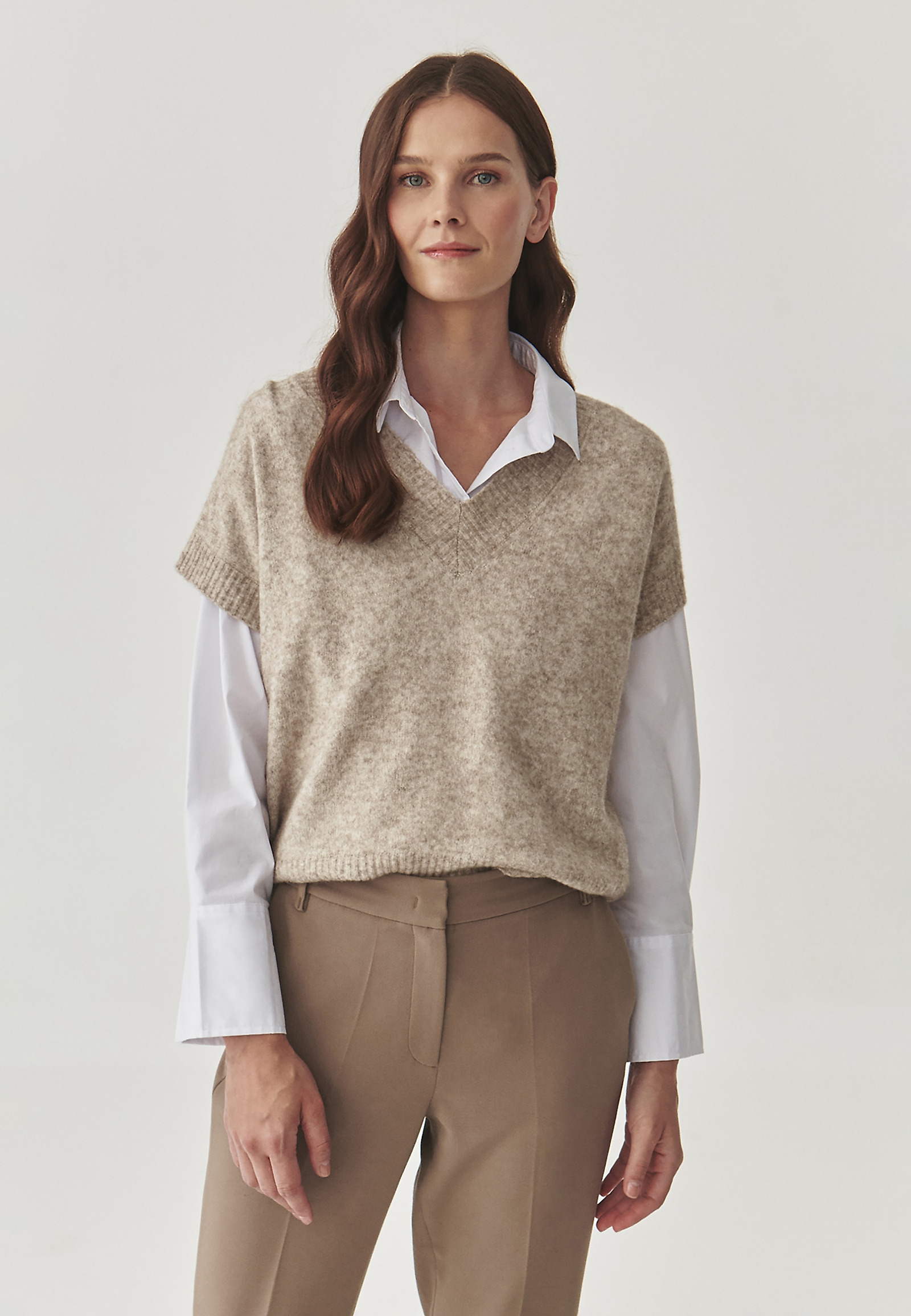 LADIES’ VEST WITH A V-SHAPED NECKLINE - SAKE LADIES’ VEST WITH A V-SHAPED NECKLINE - SAKE BEIGE 99361