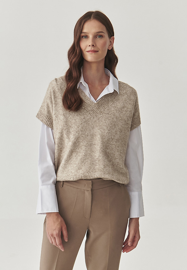 LADIES’ VEST WITH A V-SHAPED NECKLINE - SAKE LADIES’ VEST WITH A V-SHAPED NECKLINE - SAKE BEIGE 1