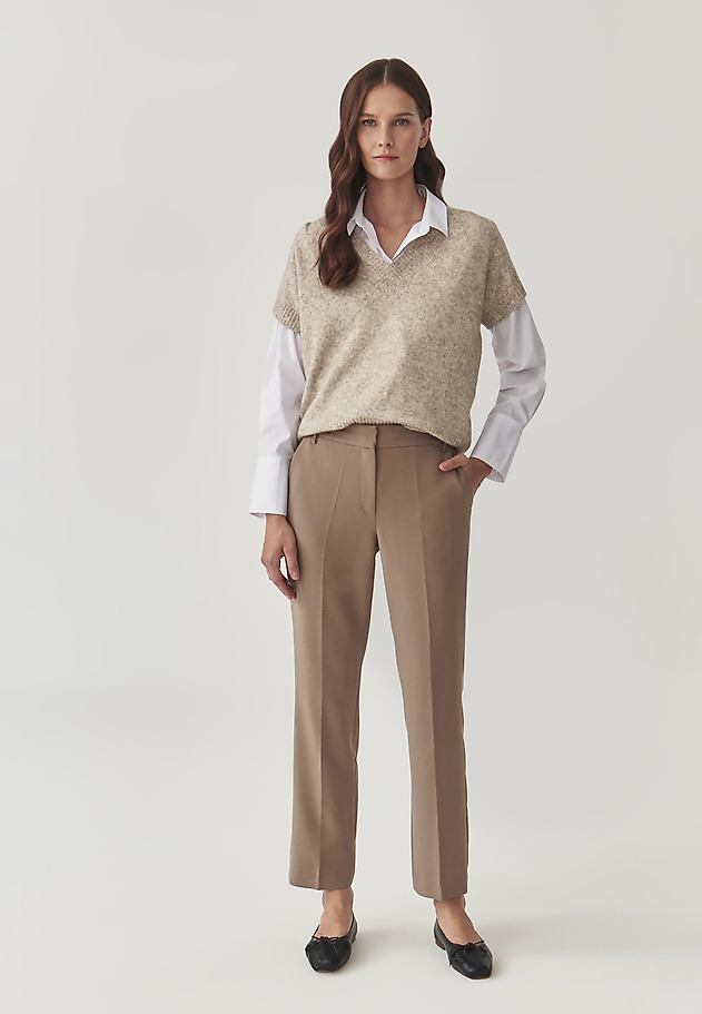 LADIES’ VEST WITH A V-SHAPED NECKLINE - SAKE LADIES’ VEST WITH A V-SHAPED NECKLINE - SAKE BEIGE 2
