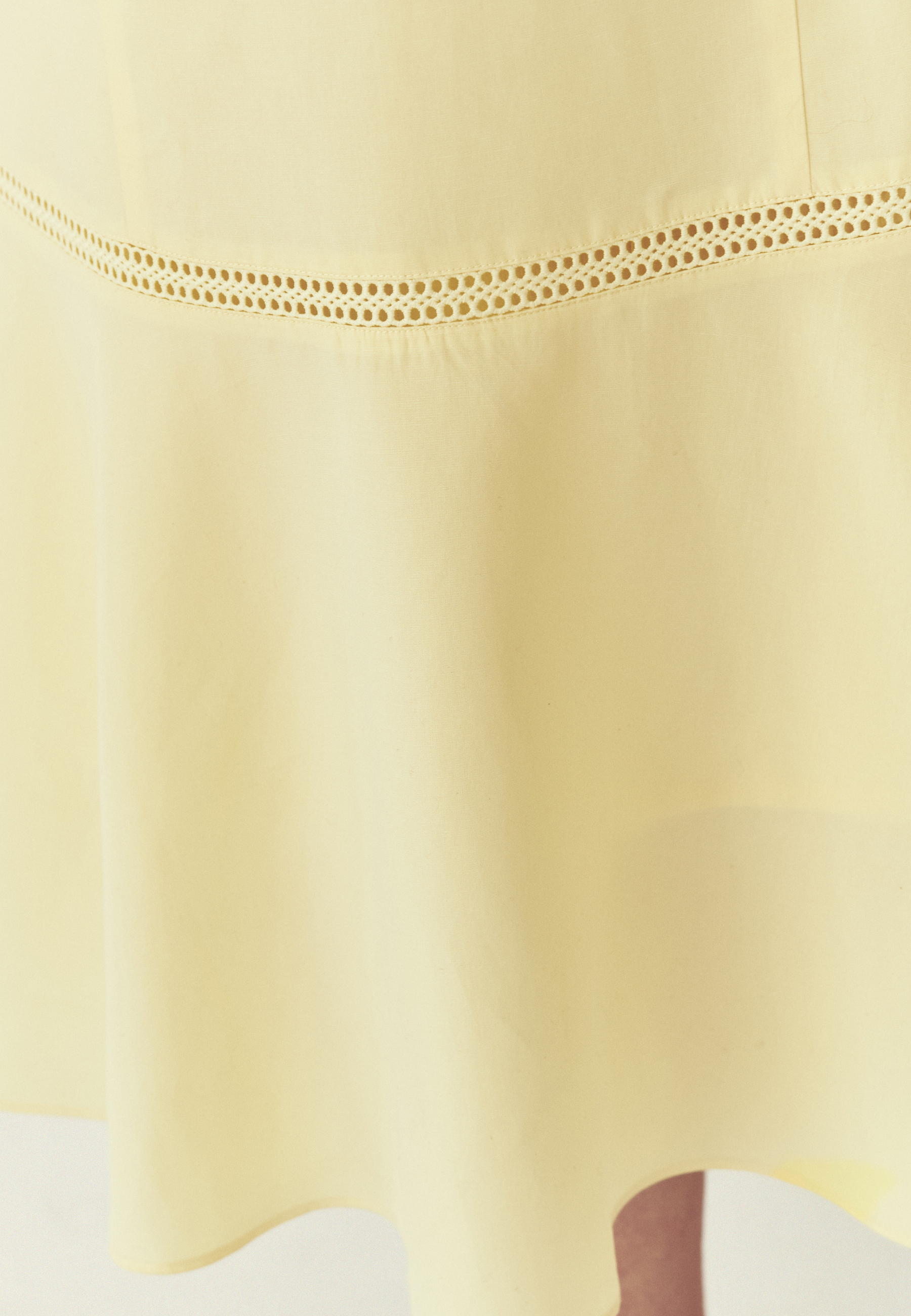 KRÉMOVÉ ŠATY S ĽANOM – BUSSA