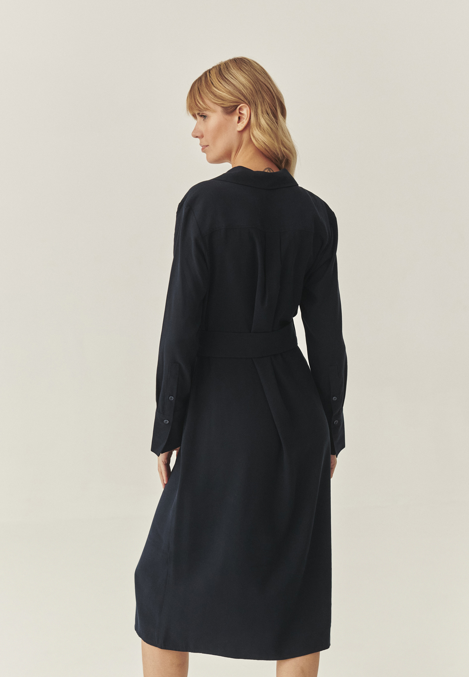 OBLEKA S KRATKIMI ROKEVI Z LENZING™ ECOVERO™ VISKOZO - WEST TEMNO MODRA 2