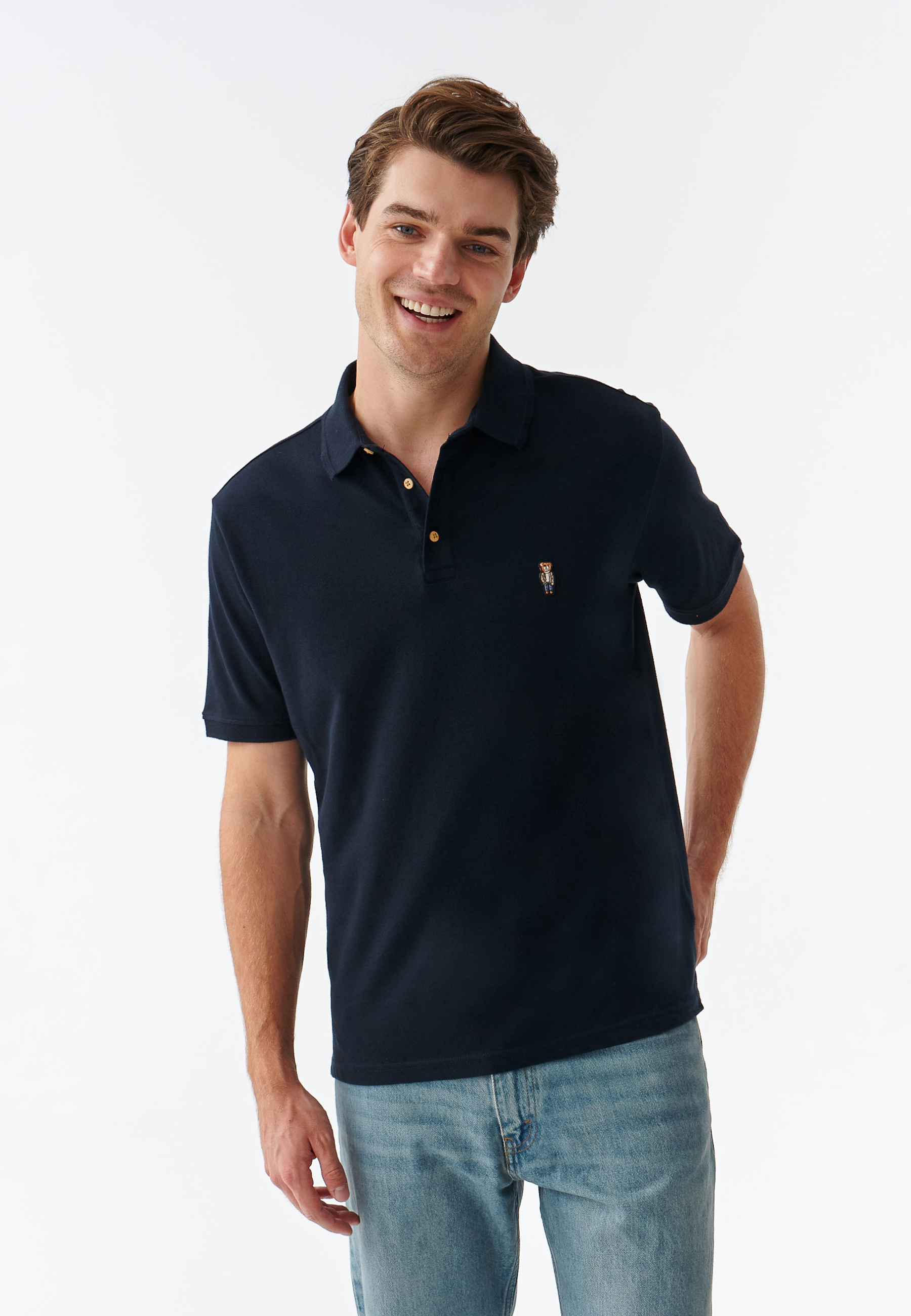 PÁNSKA PLETENÁ KOŠEĽA TYPU POLO S NÁŠIVKOU S MOTÍVOM MACKA UŠKA JAY