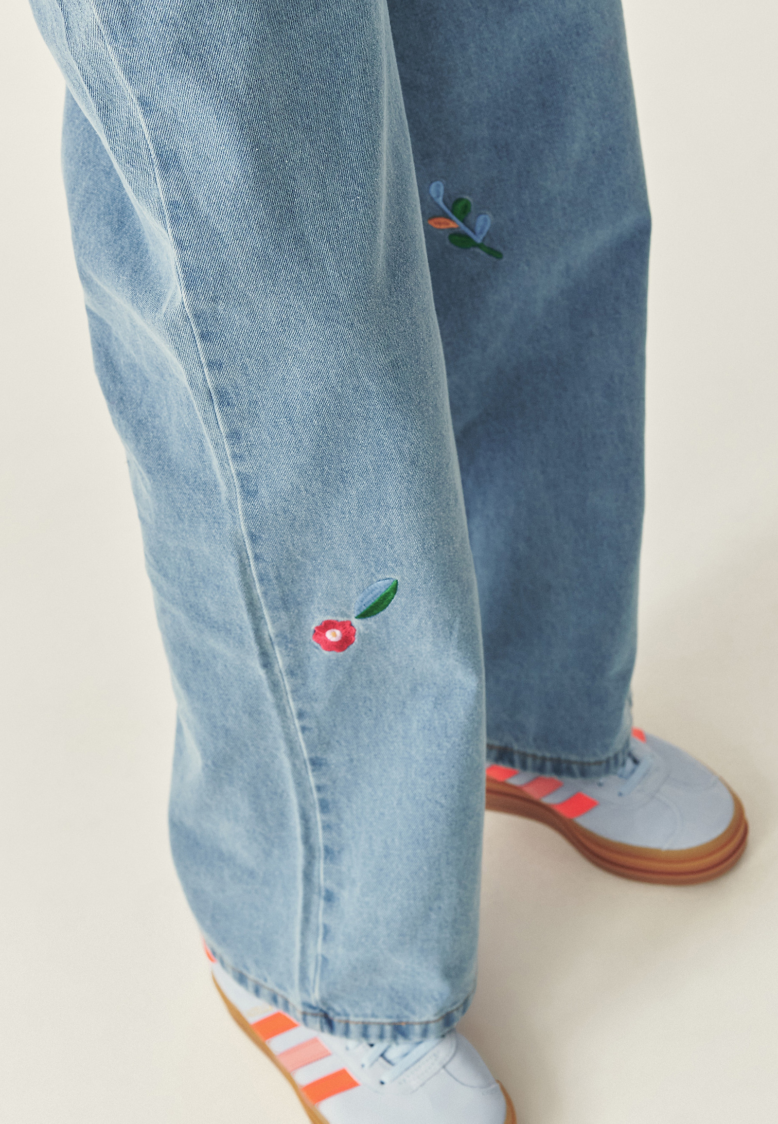 Jeans hlače s širokimi hlačnicami in vezenjem - LAKSIMO Jeans hlače s širokimi hlačnicami in vezenjem - LAKSIMO MODRA 115638