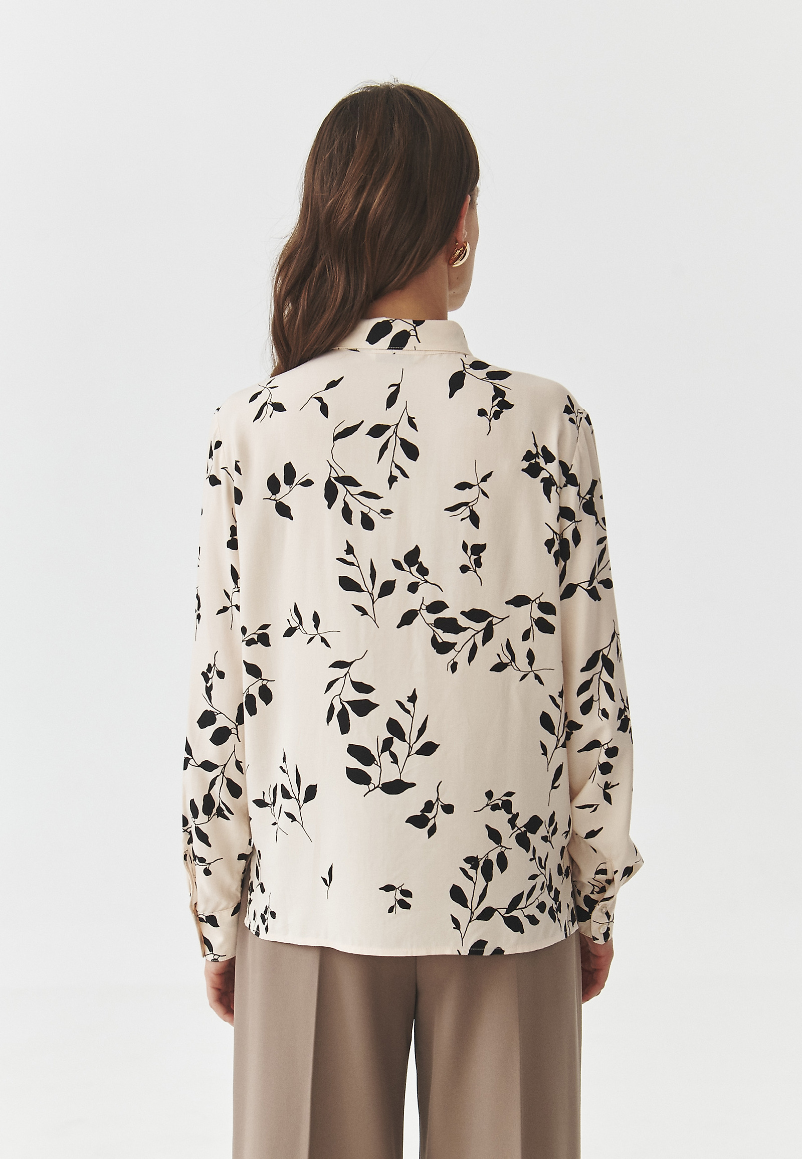 WISKOZOWA KOSZULA DAMSKA W ROŚLINNY WZÓR — BASIL WISKOZOWA KOSZULA DAMSKA W ROŚLINNY WZÓR — BASIL MULTIKOLOR 107250