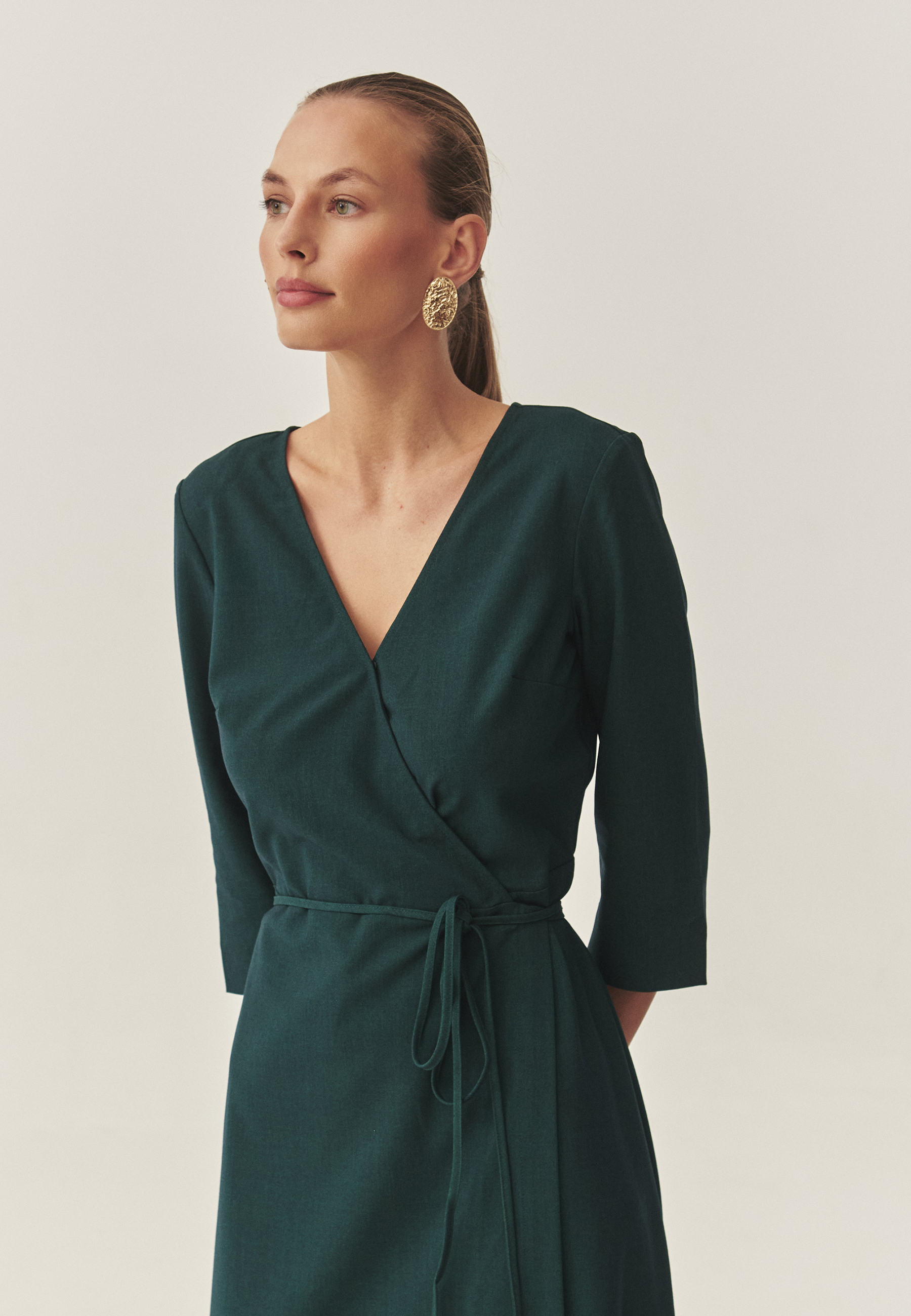 OBLEKA IZ BLAGA Z IZREZOM OVOJNICE - ZEREWIANA ZELENA 2