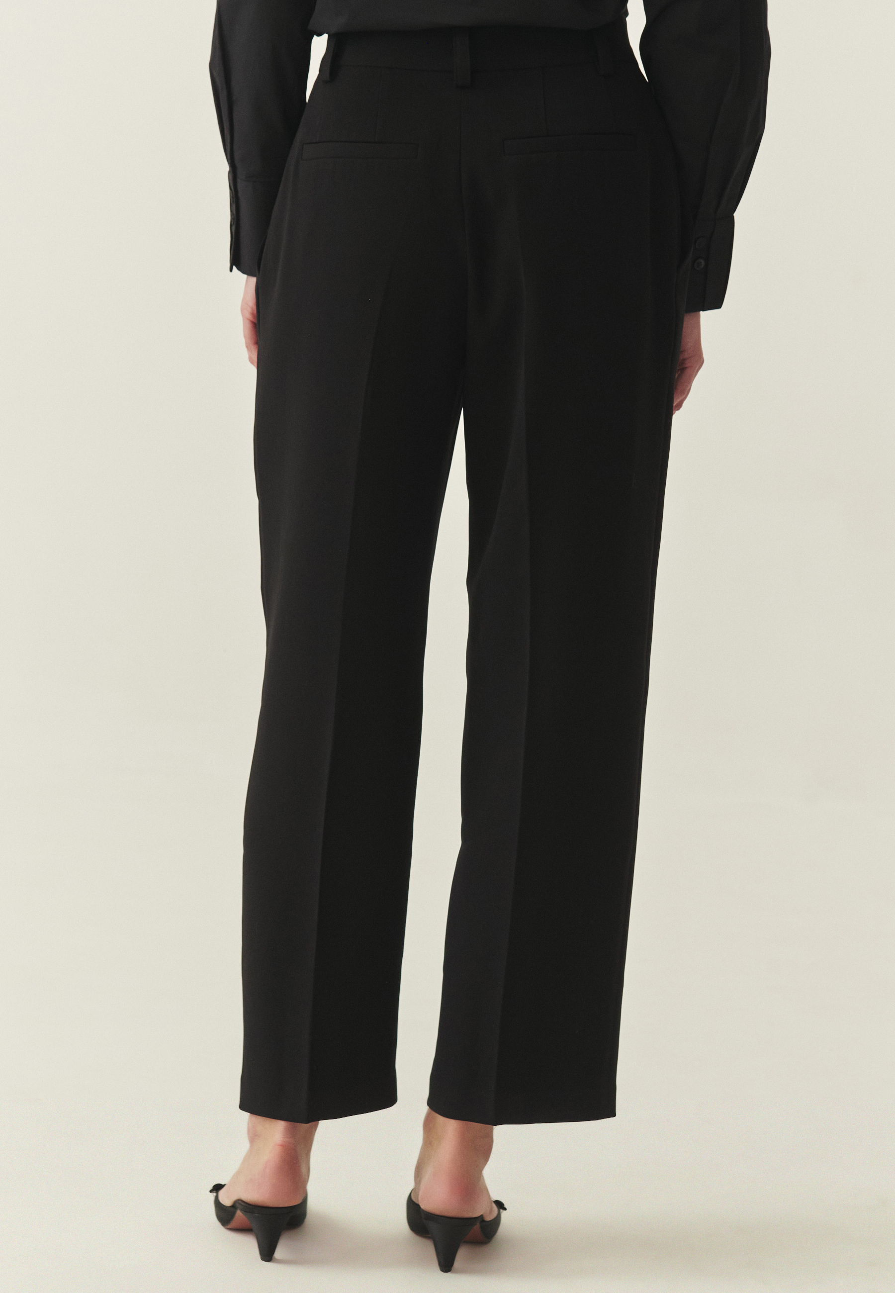 KOSTÝMOVÉ NOHAVICE VOĽNÉHO STRIHU - ULTO