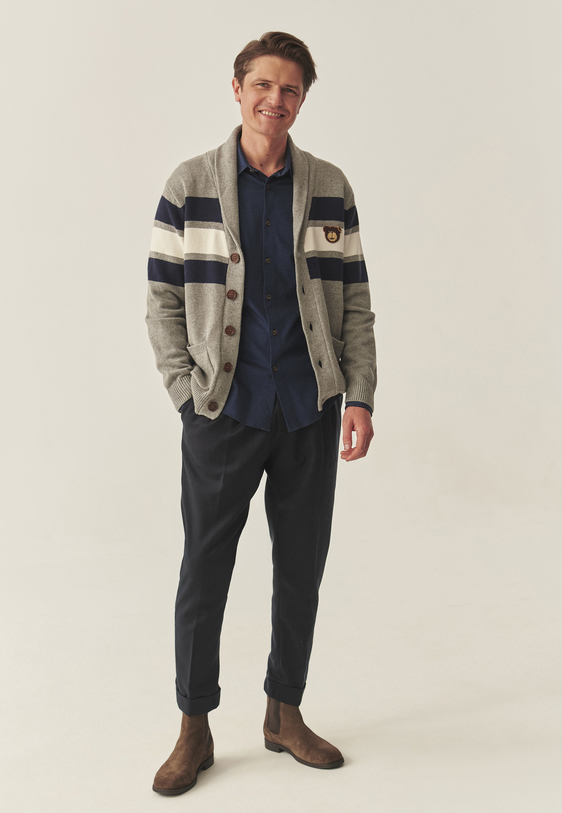 SWETER MĘSKI TYPU KARDIGAN Z NASZYWKĄ Z MISIEM USZATKIEM KORDIAN MULTIKOLOR 2