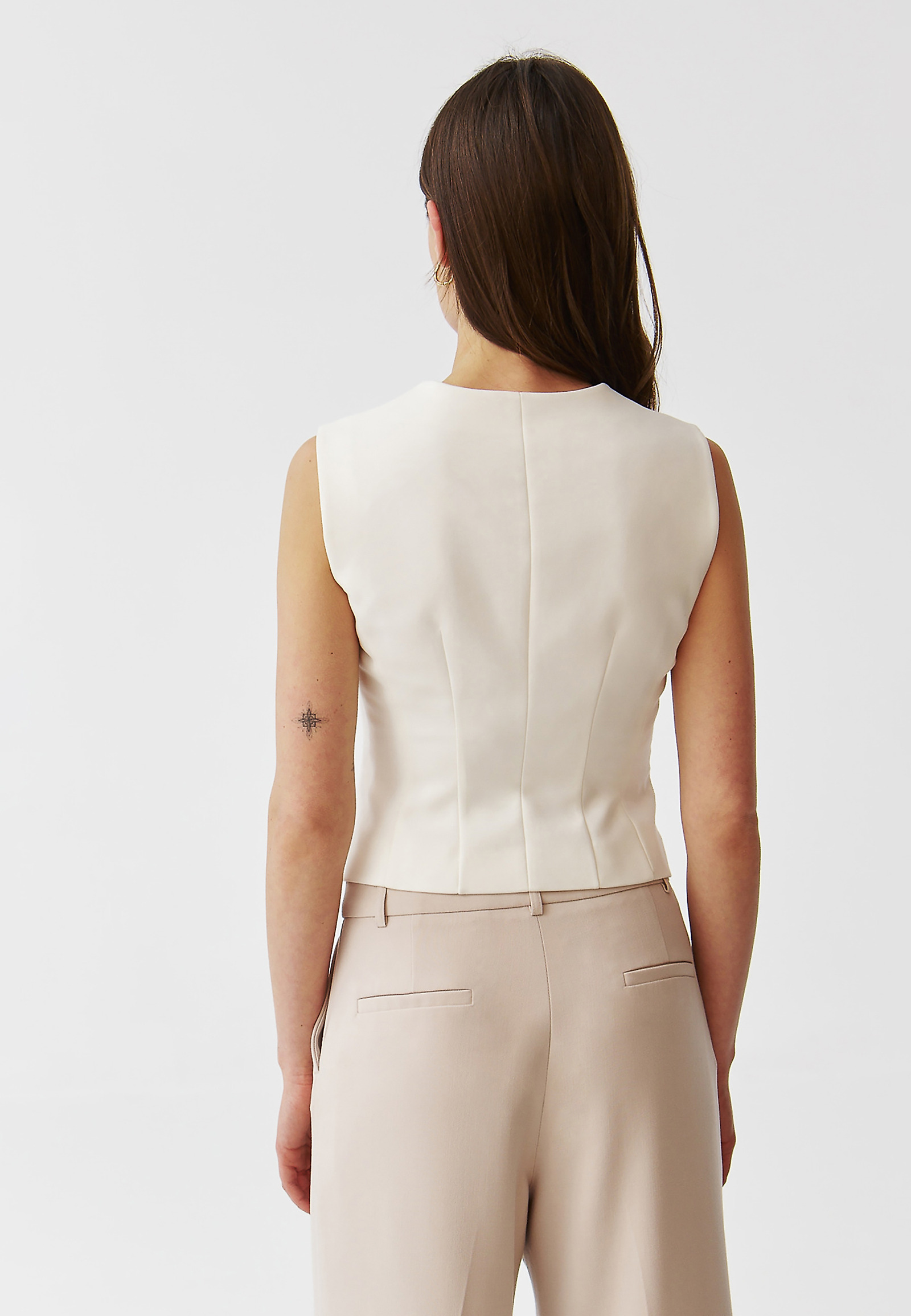 KLASICKÁ DÁMSKÁ VESTA SE ZAPÍNÁNÍM NA KNOFLÍK - RONITA KLASICKÁ DÁMSKÁ VESTA SE ZAPÍNÁNÍM NA KNOFLÍK - RONITA ECRU 96290