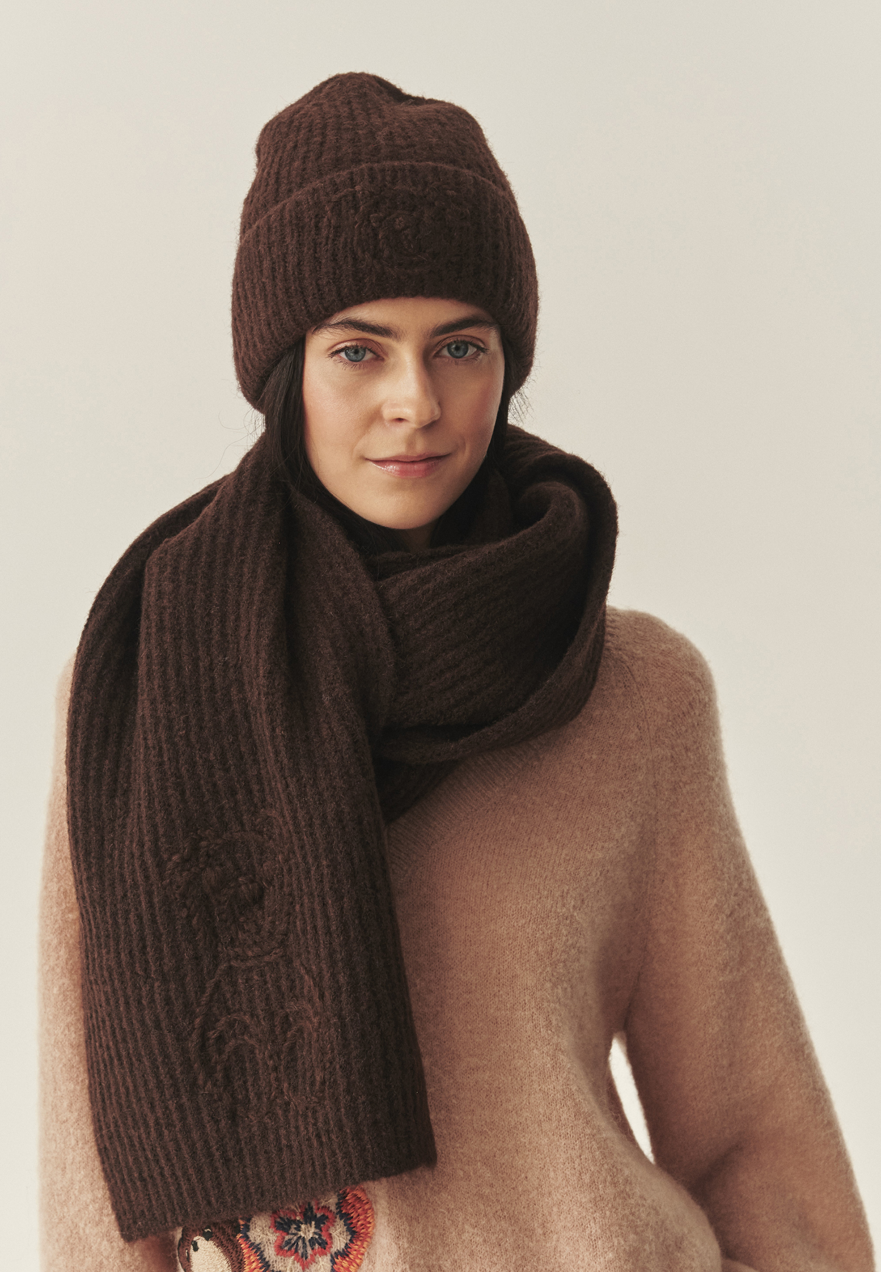 KLASYCZNY SZALIK Z MOTYWEM MISIA USZATKA - NERONA 1 BRĄZOWY 2