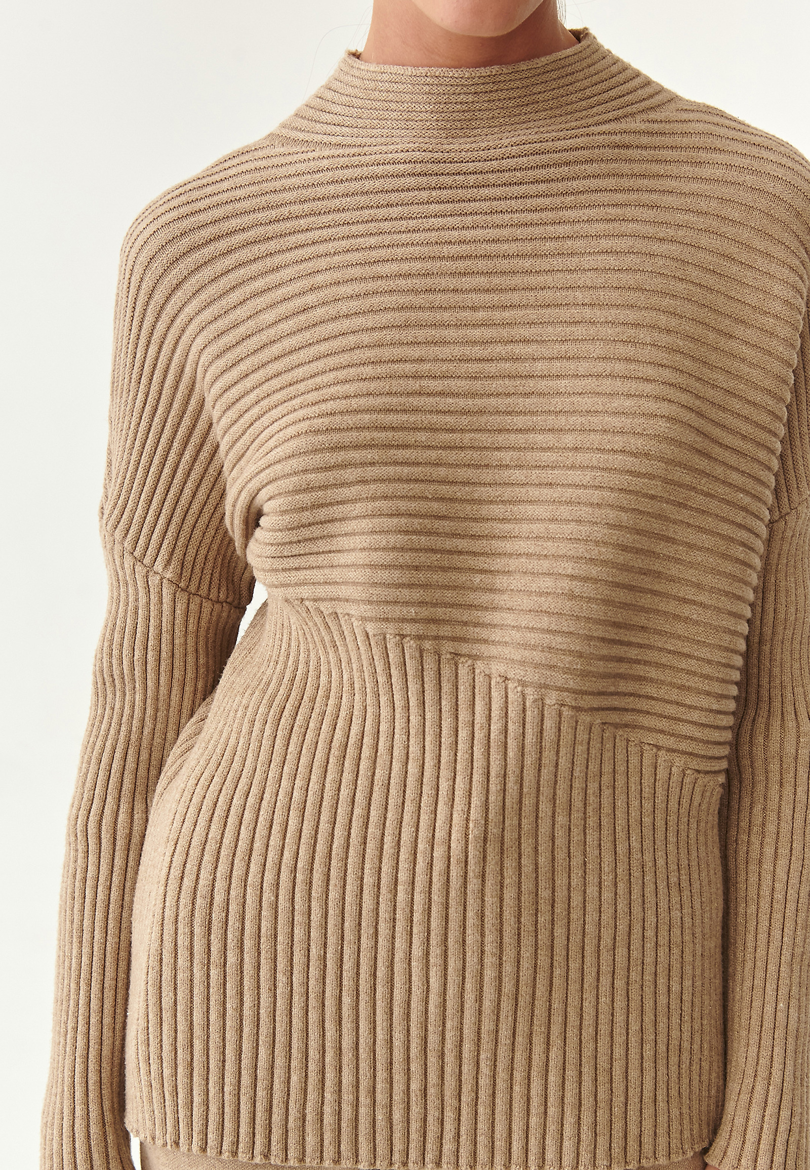 DÁMSKÝ SVETR SE SNÍŽENOU LINII NEROL DÁMSKÝ SVETR SE SNÍŽENOU LINII NEROL BÉŽOVÁ 82745