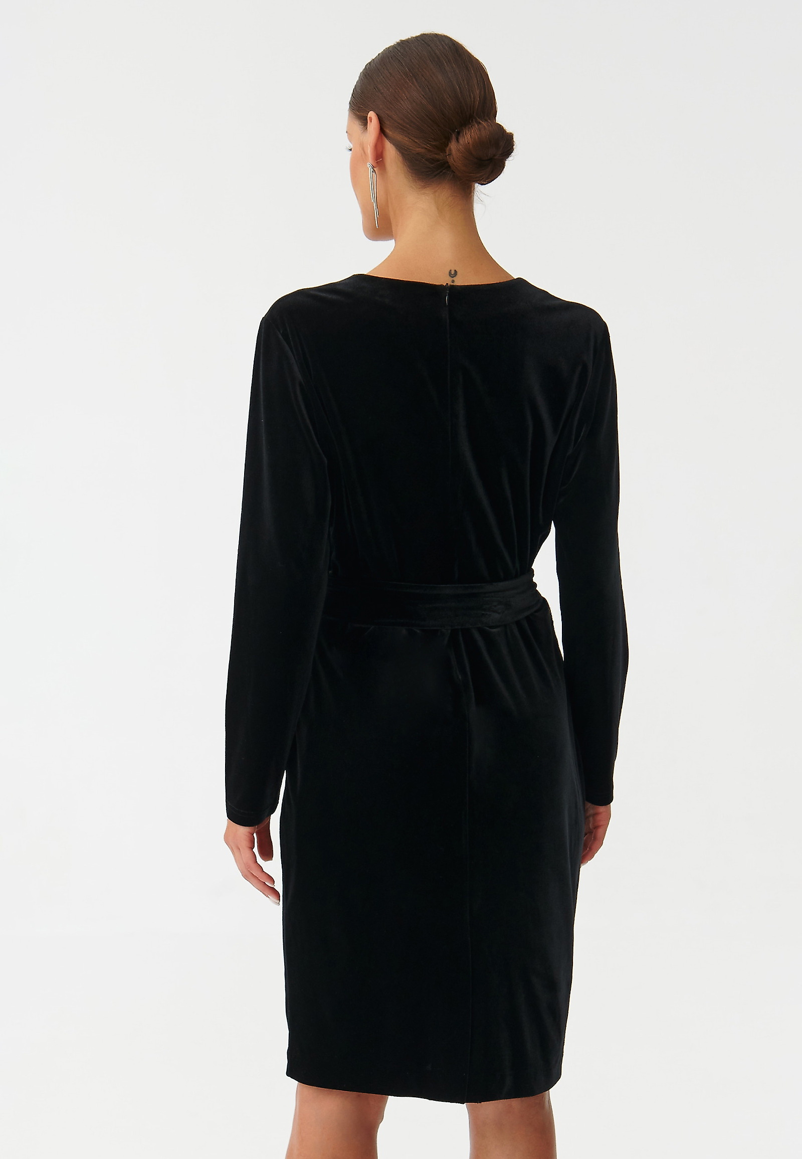 LADIES’ VELVET DRESS WITH A TIE VELVI LADIES’ VELVET DRESS WITH A TIE VELVI BLACK 92699
