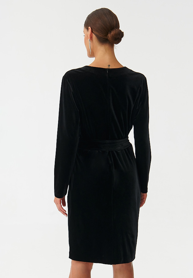LADIES’ VELVET DRESS WITH A TIE VELVI LADIES’ VELVET DRESS WITH A TIE VELVI BLACK 3