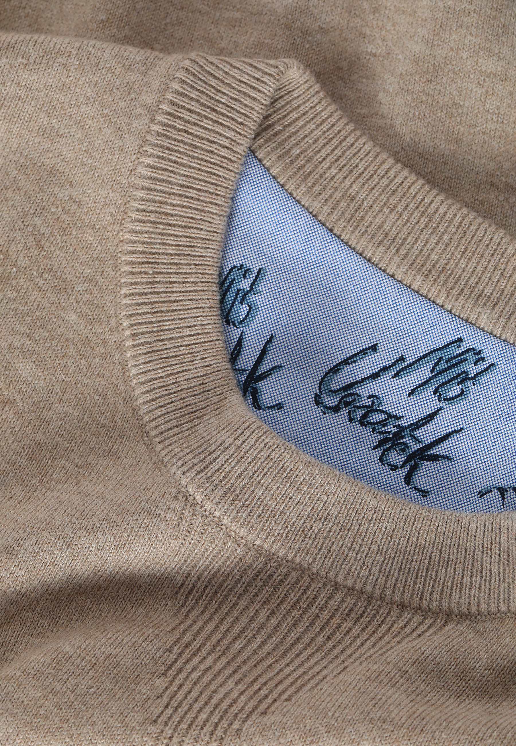 KLASICKÝ PÁNSKY SVETER S VÝŠIVKOU S MOTÍVOM MACKA UŠKA JACK BÉŽOVÁ 2