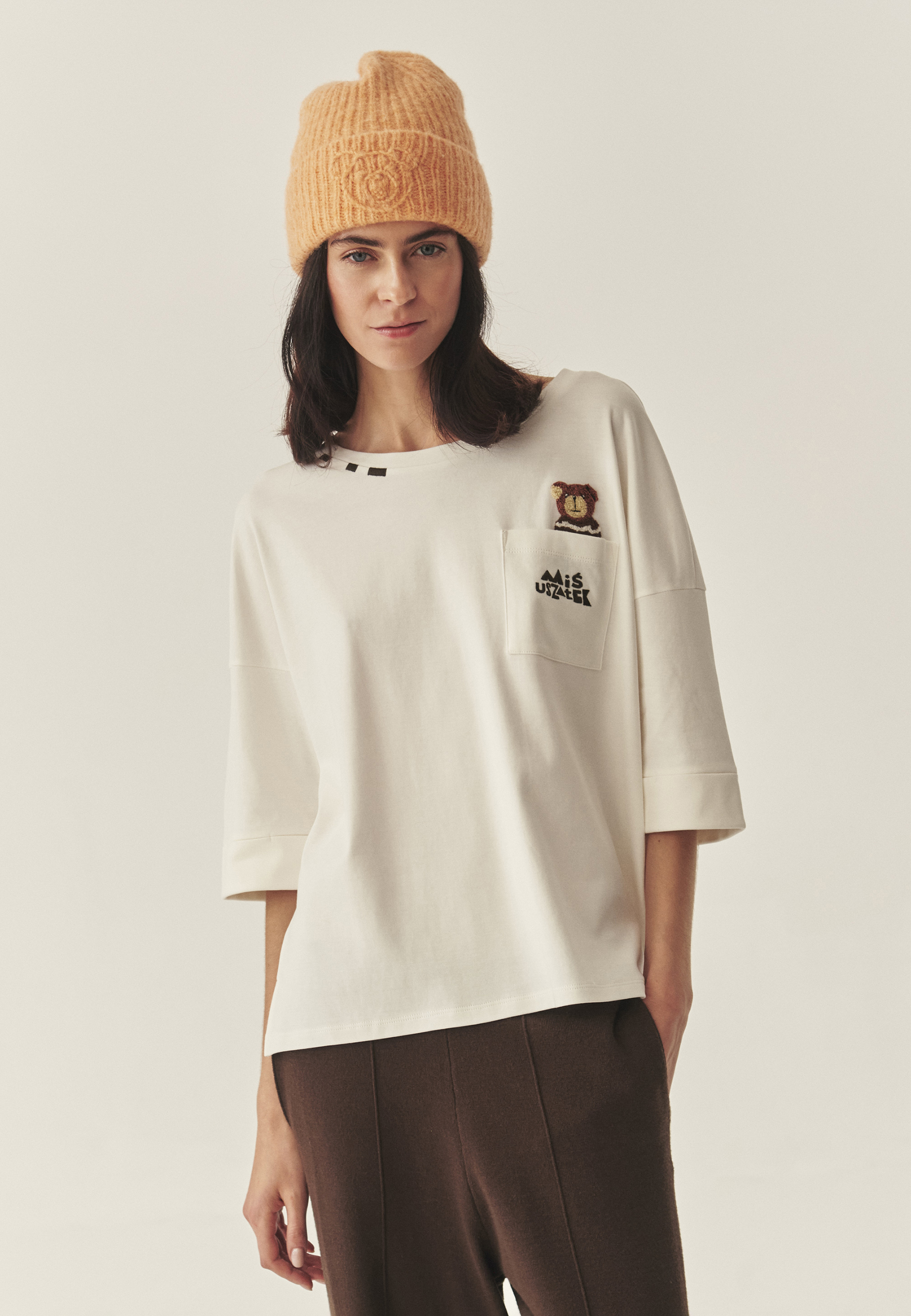 BAWEŁNIANY T-SHIRT Z BAJKOWYMI HAFTAMI - LABORI ECRU 2