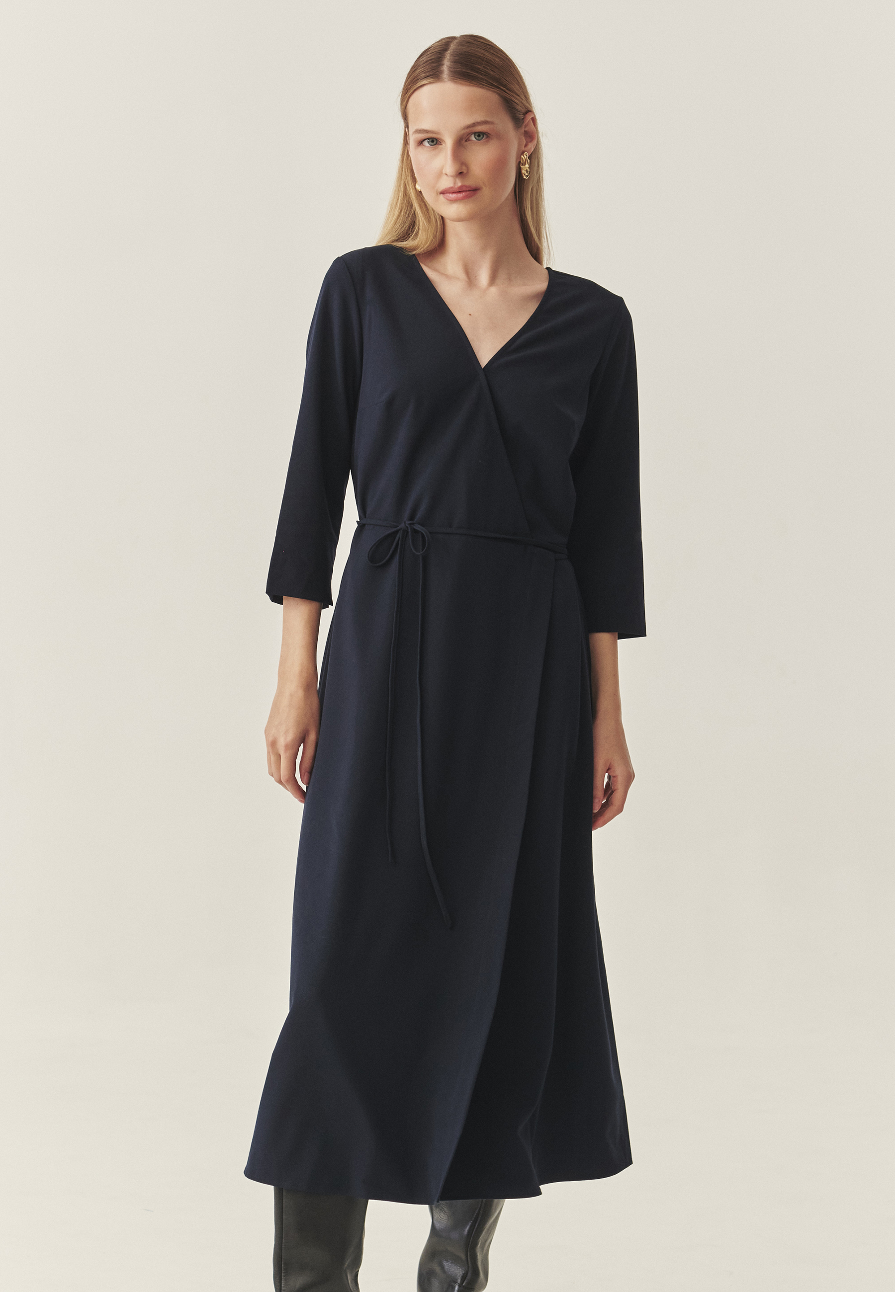 OBLEKA IZ BLAGA Z IZREZOM OVOJNICE - ZEREWIANA TEMNO MODRA 2