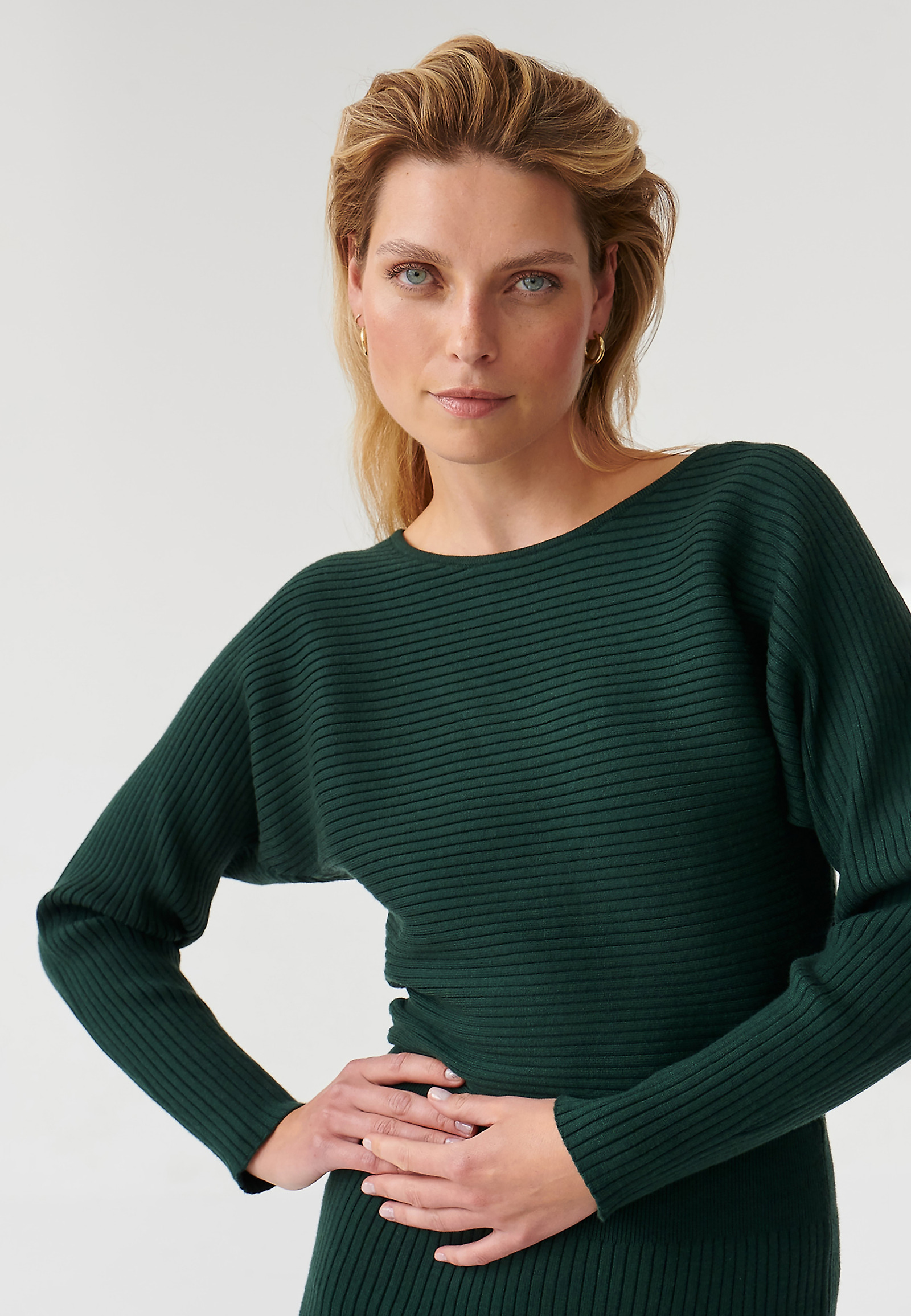 DZIANINOWA SUKIENKA MIDI Z DŁUGIM RĘKAWEM FULINA DZIANINOWA SUKIENKA MIDI Z DŁUGIM RĘKAWEM FULINA ZIELONY 90636