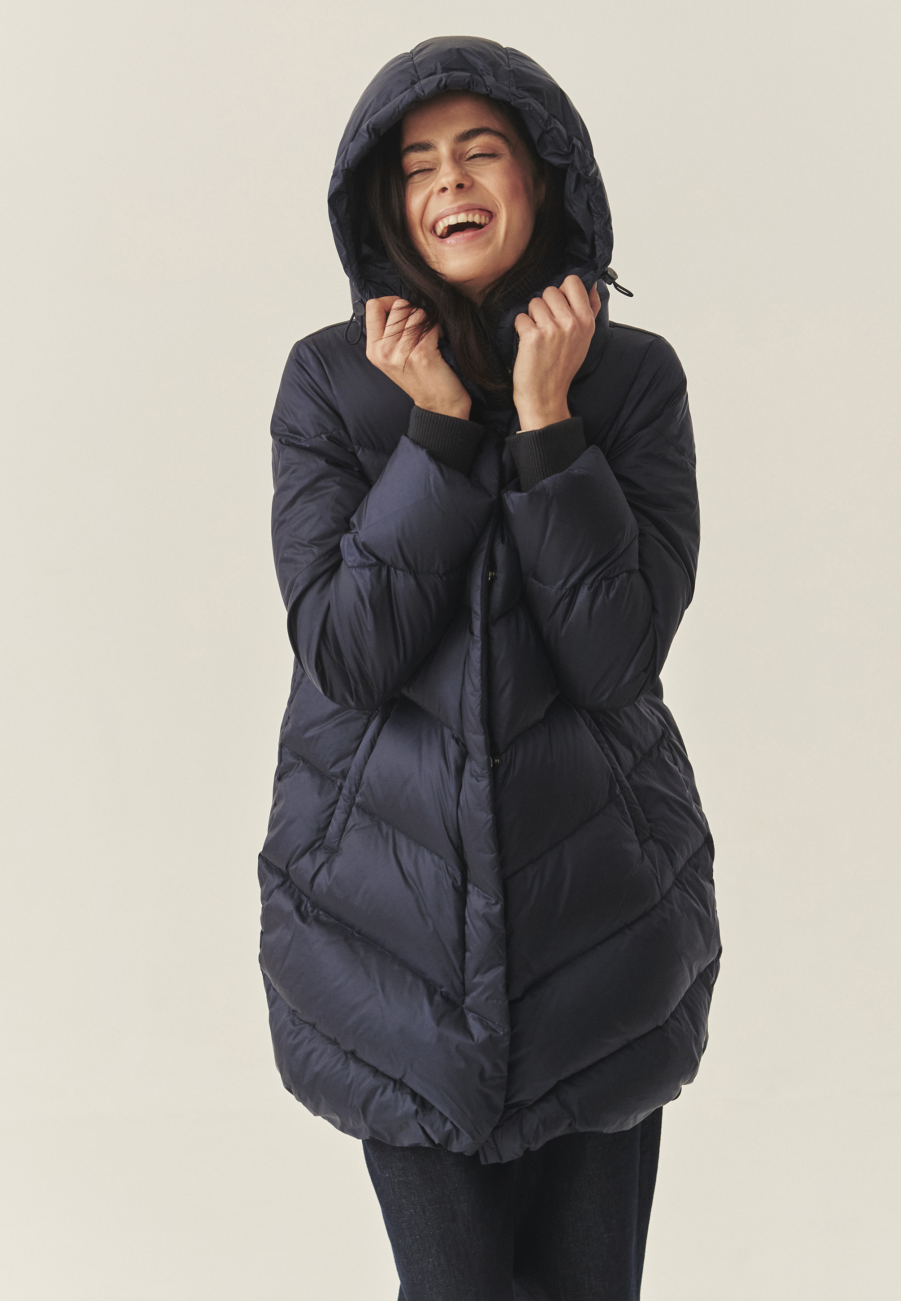 PÉŘOVÁ BUNDA S KAPUCÍ – DAGAMARI TMAVĚ MODRÁ 2