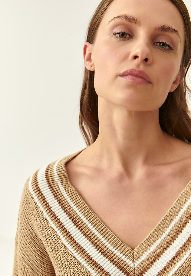 SWETER DAMSKI Z OZDOBNĄ PLISĄ BUNIKO SWETER DAMSKI Z OZDOBNĄ PLISĄ BUNIKO BEŻOWY 4