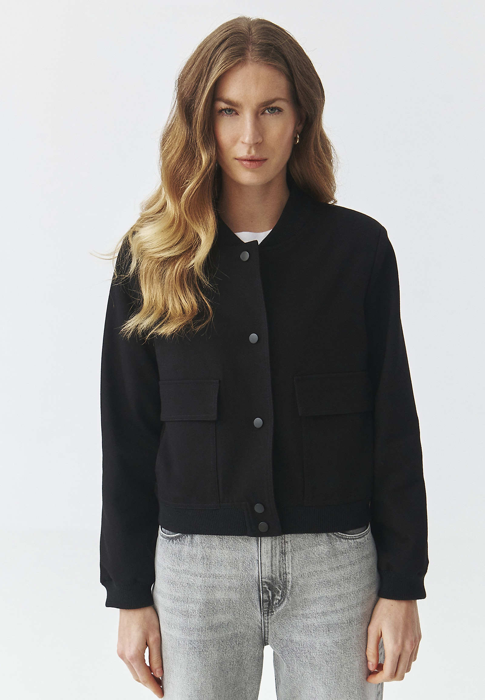 TKANINOWA KURTKA DAMSKA O KROJU BOMBERKI — BOMBI TKANINOWA KURTKA DAMSKA O KROJU BOMBERKI — BOMBI CZARNY 106131