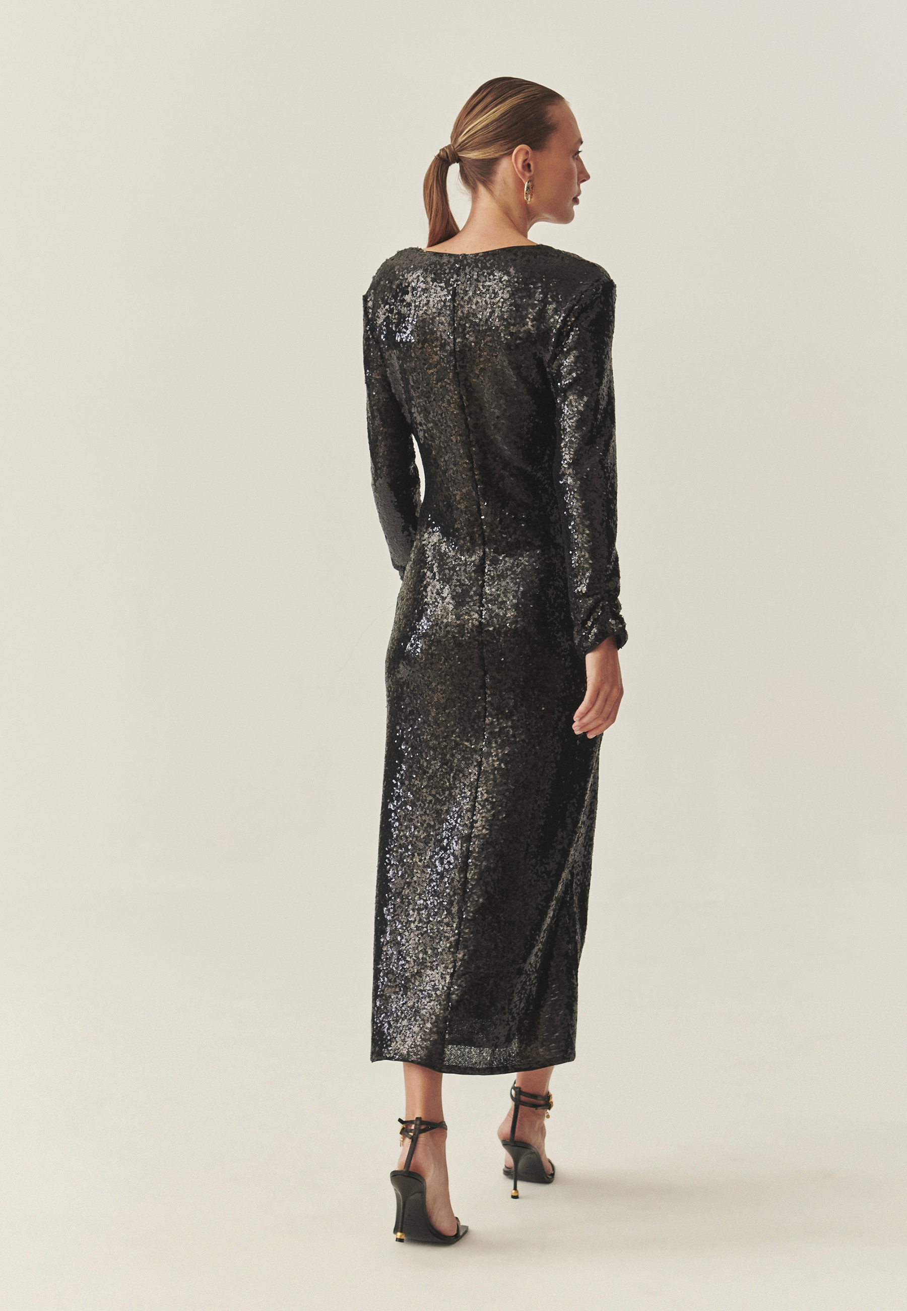 ROCHIE CU PAIETE, CU CROIALĂ PARTE PESTE PARTE — AGATIA NEGRU 2