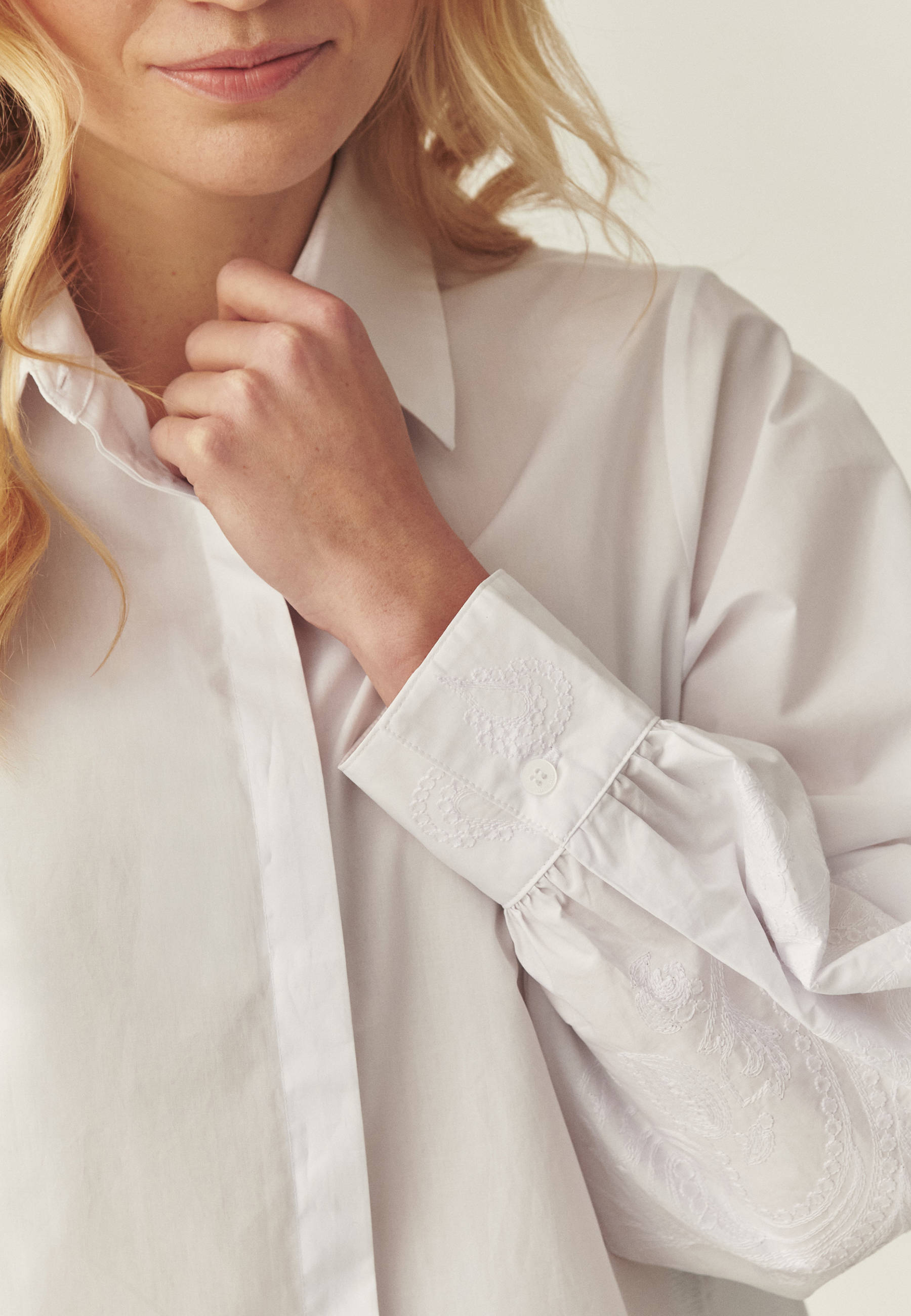 BAWEŁNIANA KOSZULA Z HAFTOWANYMI RĘKAWAMI - CAMI BIAŁY 2