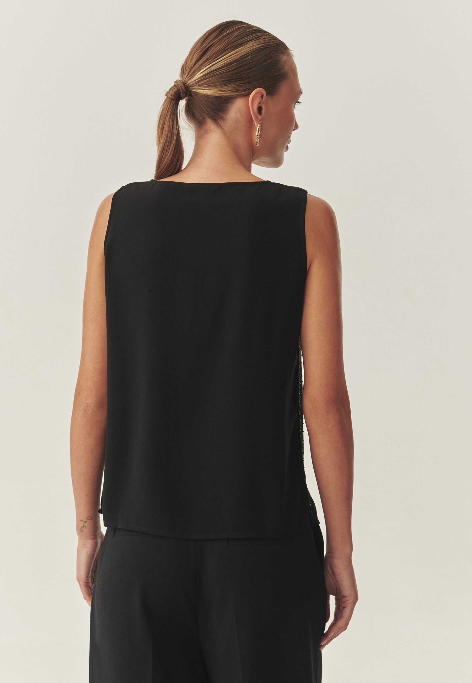 TKANINOWA BLUZKA DAMSKA Z CEKINAMI — SERKONI CZARNY 2