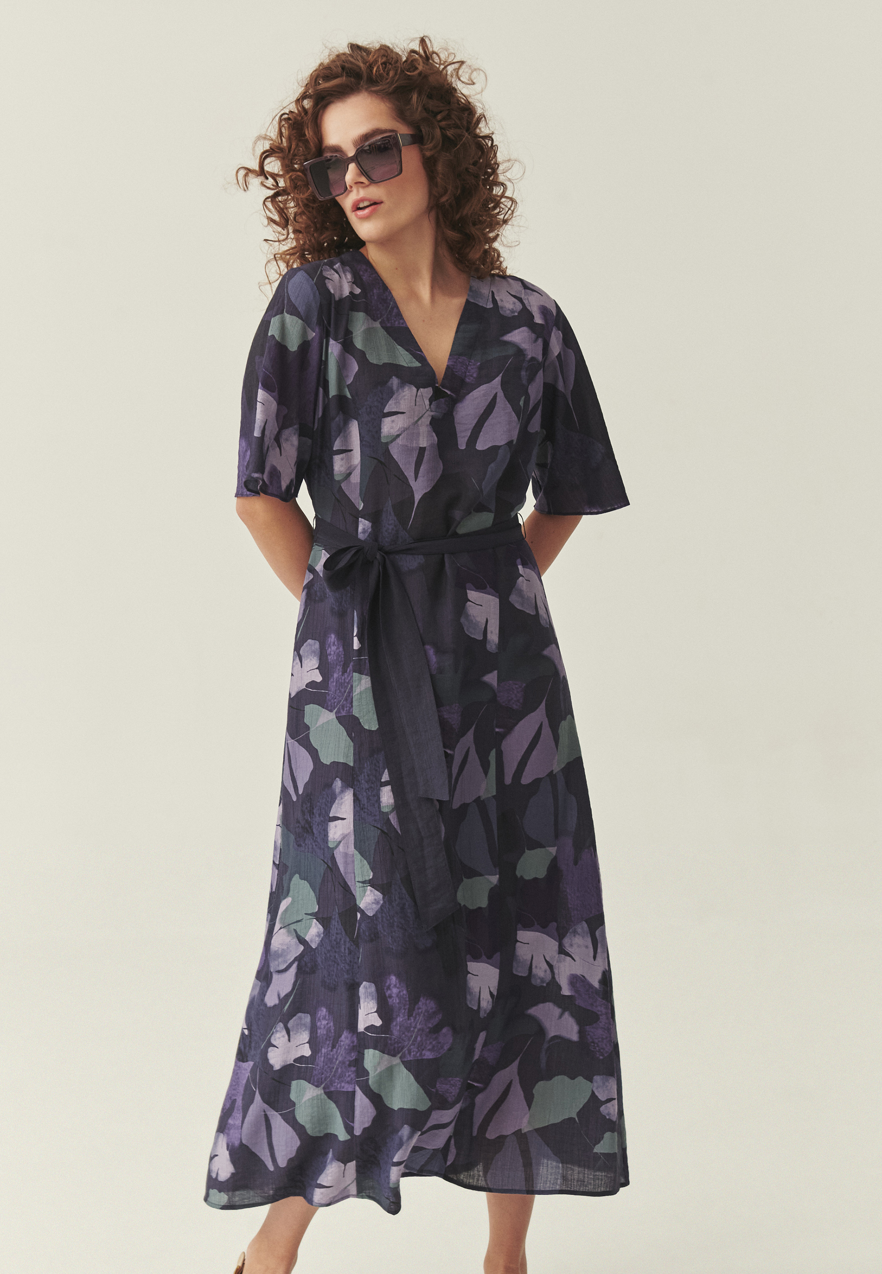 KRESZOWANA SUKIENKA MIDI Z AUTORSKIM WZOREM - TAVIS MULTIKOLOR 2