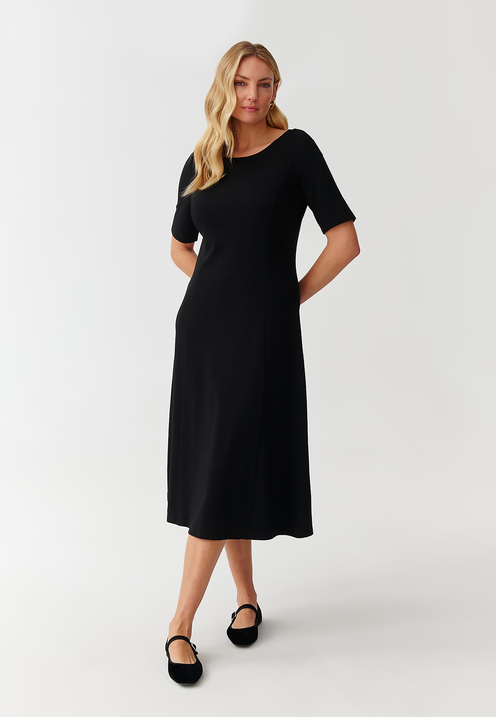 ÚPLETOVÉ MIDI ŠATY S LODIČKOVÝM VÝSTŘIHEM - MANTI ÚPLETOVÉ MIDI ŠATY S LODIČKOVÝM VÝSTŘIHEM - MANTI ČERNÁ 95100