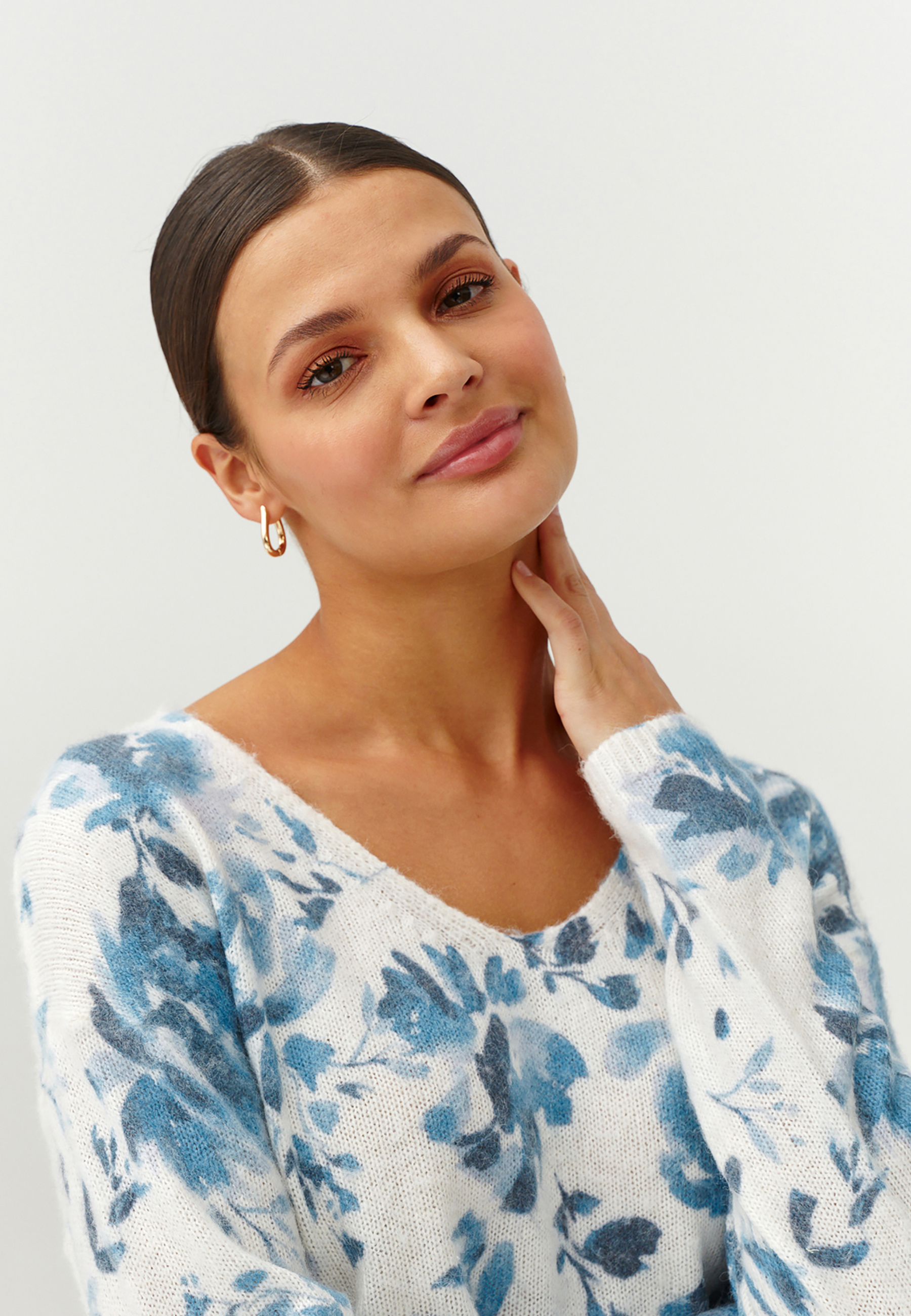 FINEZYJNY SWETER DAMSKI W KWIATY - SOLO