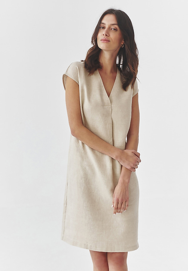 LADIES’ LINEN DRESS WITH A DECORATIVE FLAP - AWITALIA 1 LADIES’ LINEN DRESS WITH A DECORATIVE FLAP - AWITALIA 1 BEŻOWY 1