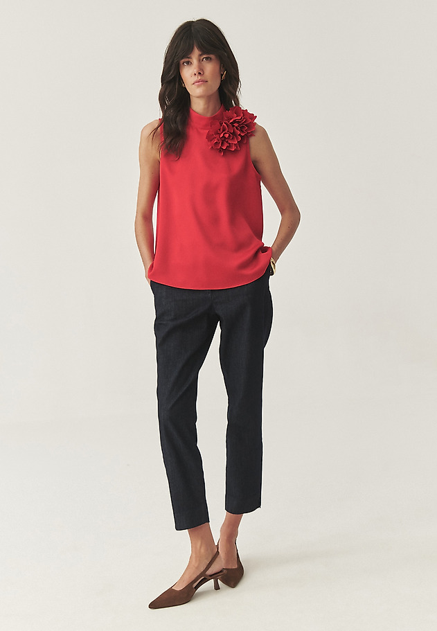 ELEGANTNA BLUZA Z FLORALNIM AKCENTOM - FLORIANA 1 ELEGANTNA BLUZA Z FLORALNIM AKCENTOM - FLORIANA 1 RDEČA 4
