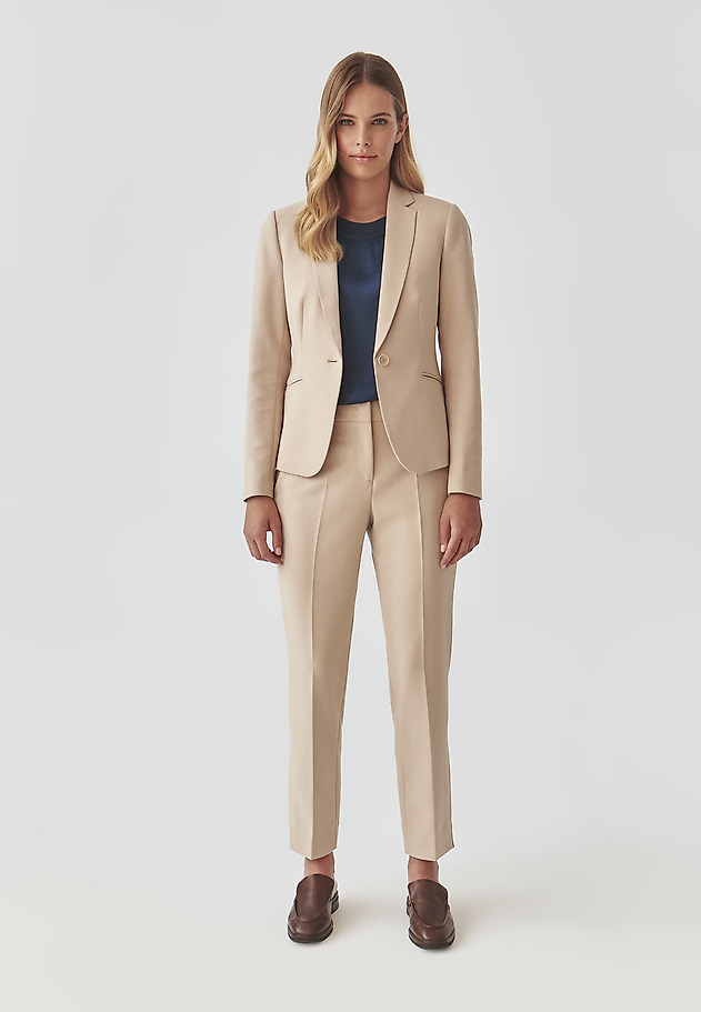 LADIES’ BLAZER WITH A FRONT BUTTON - EWIA LADIES’ BLAZER WITH A FRONT BUTTON - EWIA BEŻOWY 2