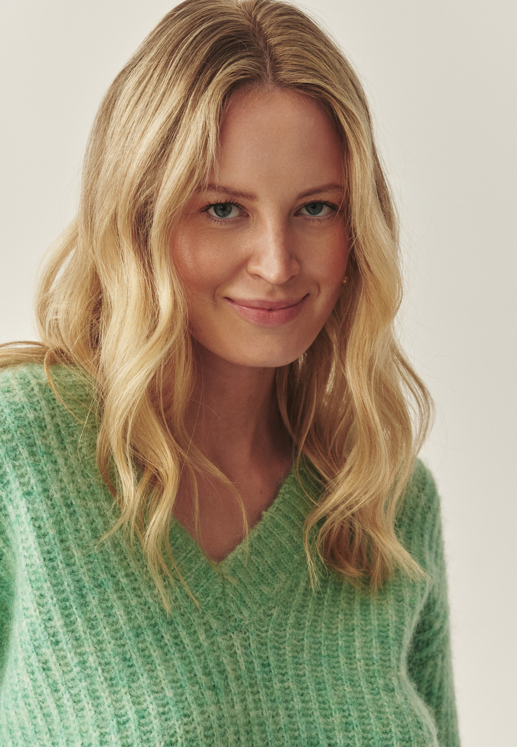 PULOVER DE DAMĂ, CU DECOLTEU ÎN FORMA LITEREI „V” — ASPEN VERDE 2