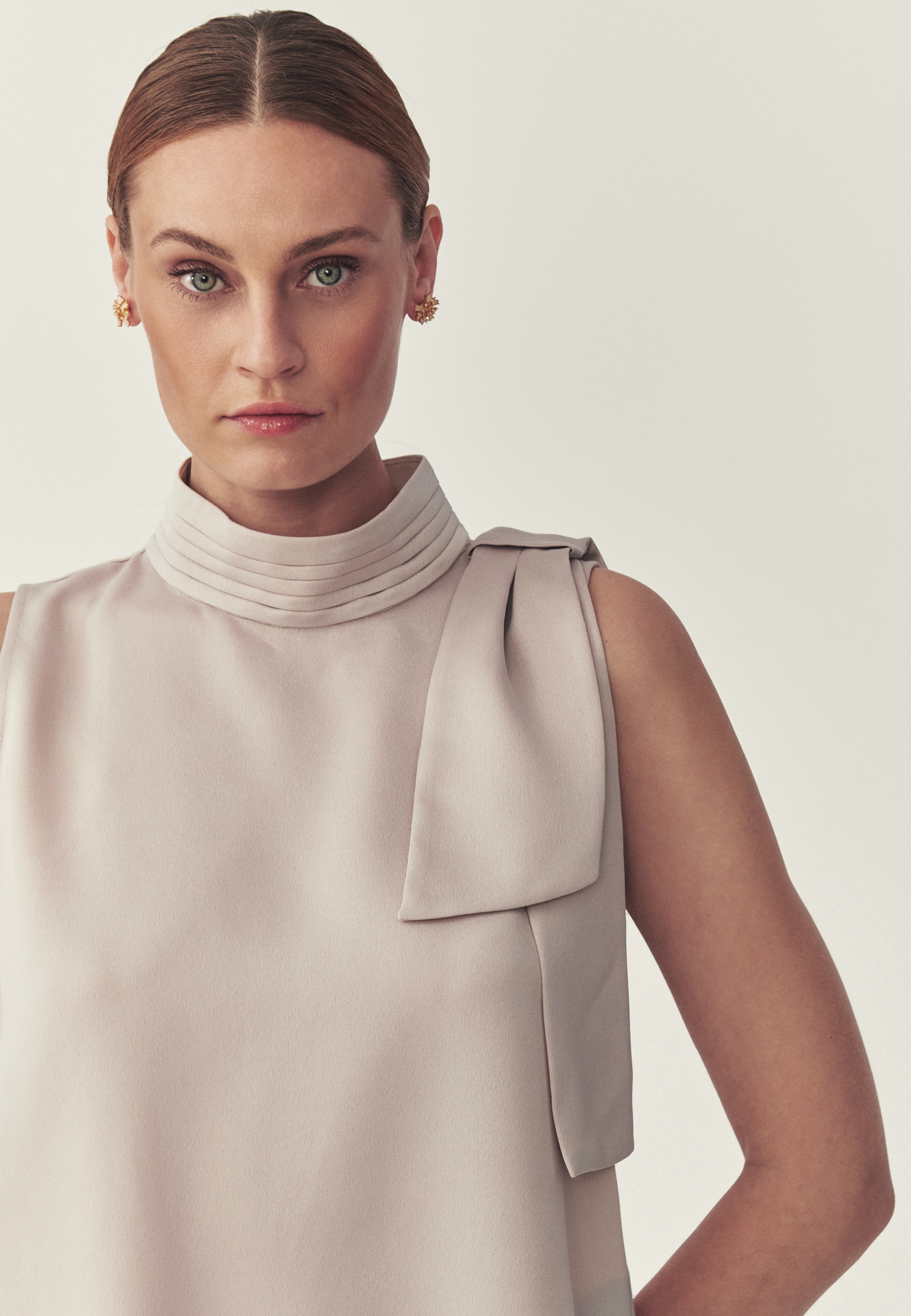 SATÉNOVÁ BLŮZKA S POLOVÝŠKOU - LORITA