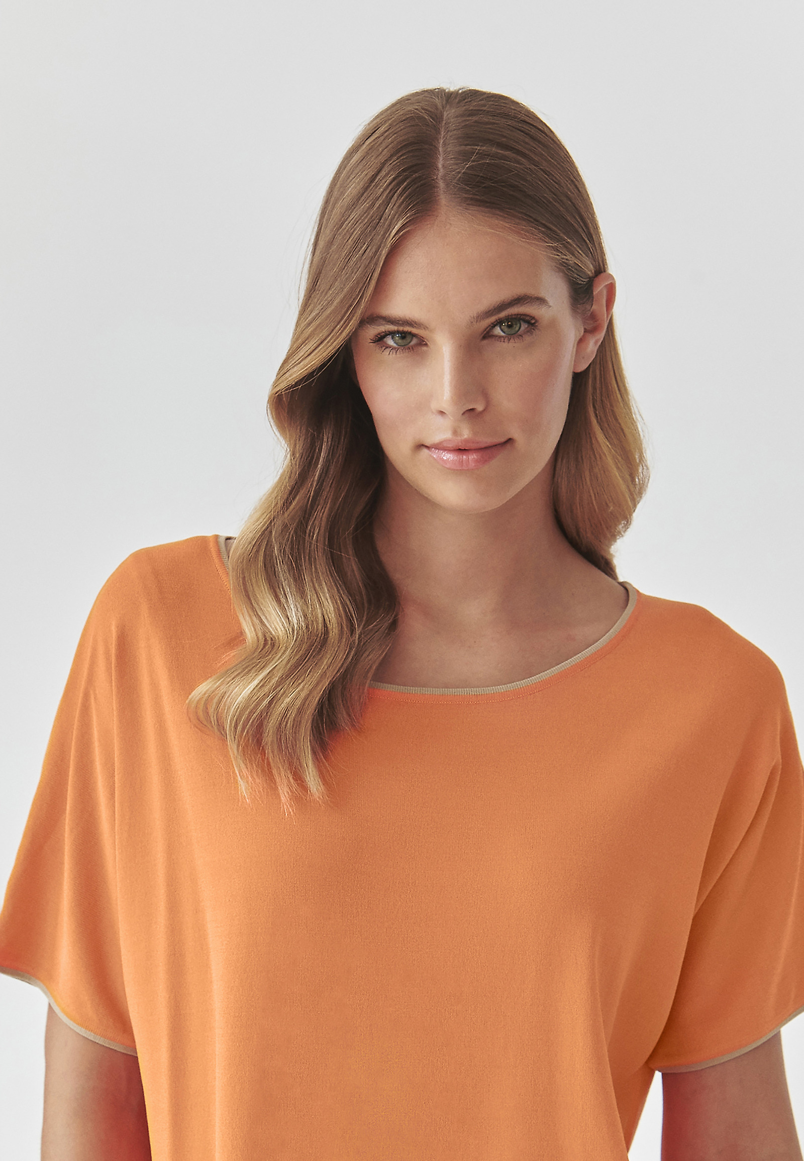 KIMONO BLUZA S KONTRASTNIMI TRAKOVI - ESTETINA KIMONO BLUZA S KONTRASTNIMI TRAKOVI - ESTETINA ORANŽNA 100018