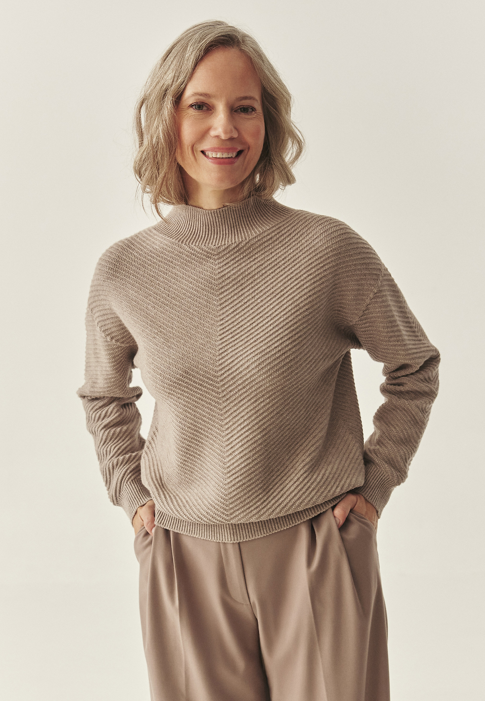 CASUALOWY SWETER Z PÓŁGOLFEM - IRISA CASUALOWY SWETER Z PÓŁGOLFEM - IRISA BEŻOWY 117504
