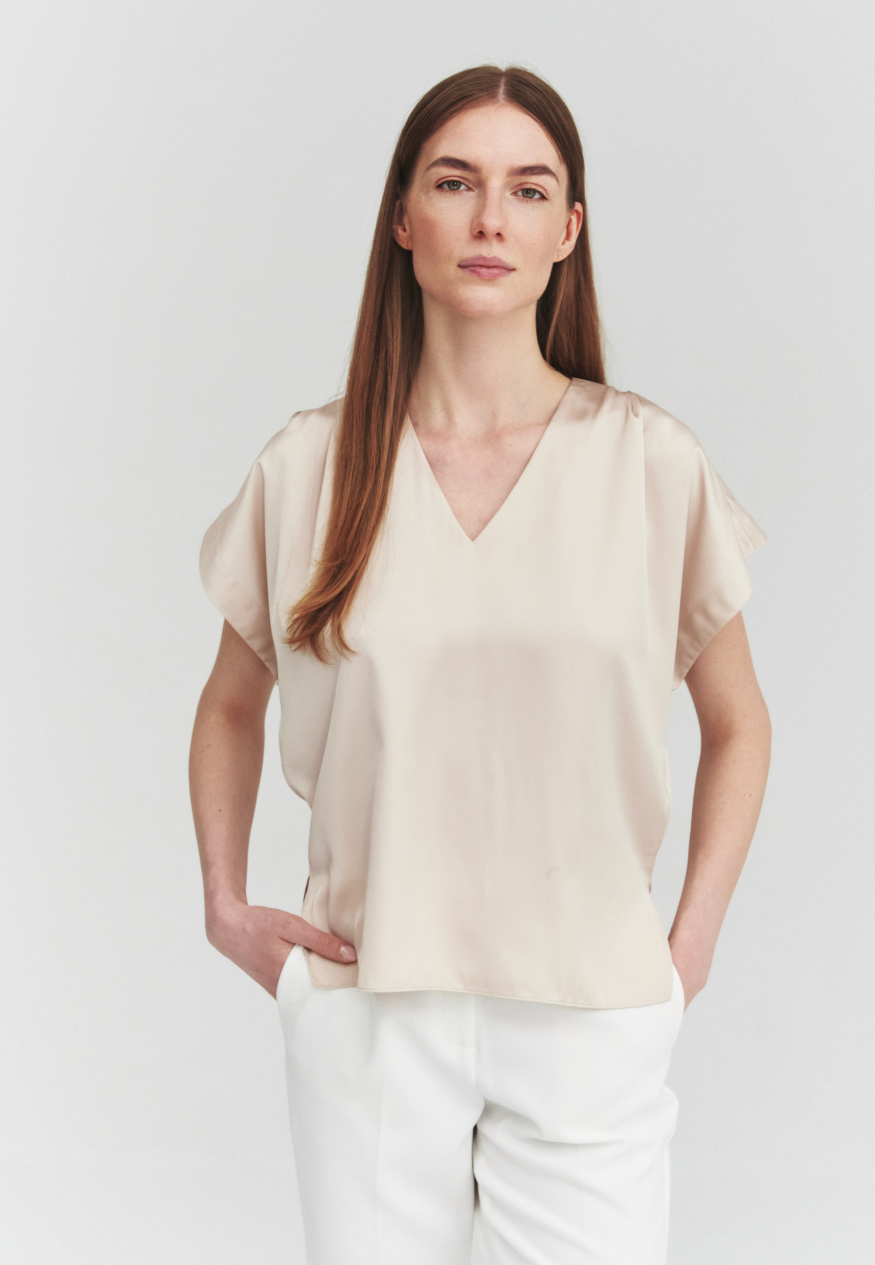 SATÉNOVÁ HALENKA S KRÁTKÝMI RUKÁVY – NARIE bezowy 2