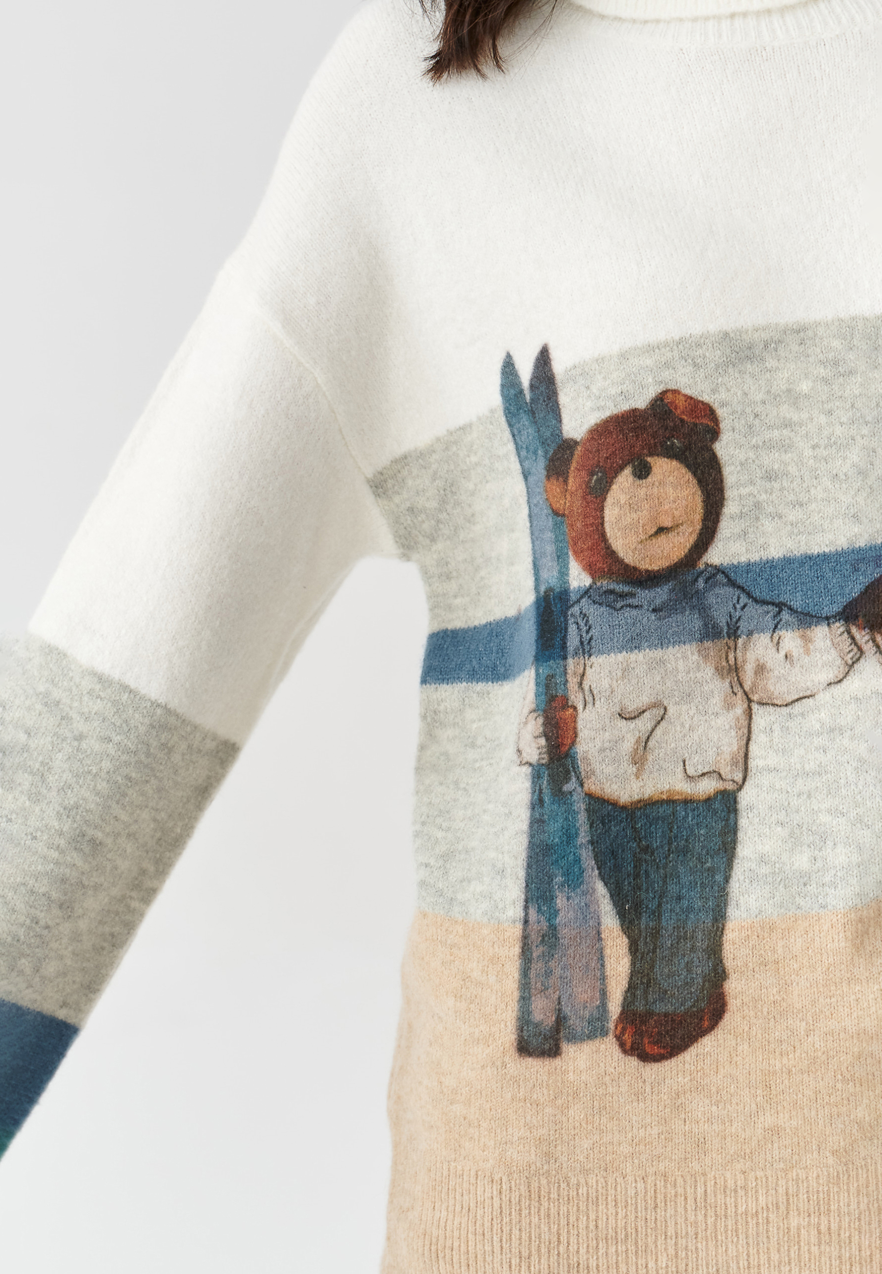 OVERSIZOWY WIELOBARWNY SWETER DAMSKI Z MISIEM USZATKIEM MOTKO